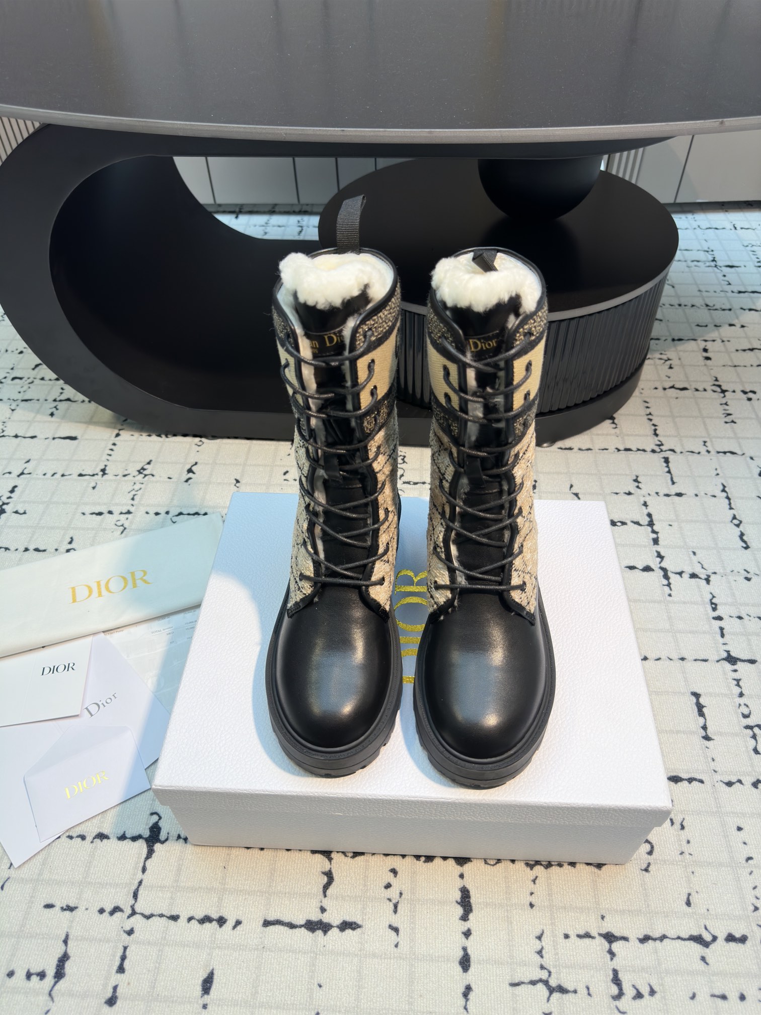 NO:614640,Dior | Dior 25 new autumn and winter products, top version, the main product of the counter is the new D-Major mid-calf knight boots, new hard goods, purchasing agent level!  Full of high-end feel!  A popular model among bloggers at home and abroad, it’s retro and fashionable, and your feet look stunning!  The official website’s main recommendation★ Upper original imported cow patent leather/calf leather Lining: imported sheepskin lining/genuine wool lining Original open-molded TPU non-slip outsole Heel height: 4.5cm Size 35/40 (40 custom made, non-refundable) Leather lining Wool lining, boots, dior, dior, boots, cowhide, sheepskin19860909Dior | 迪奥 25 秋冬新品 顶级版本 专柜主打新款D-Major中筒骑士靴 硬货上新 代购级别！高级感十足！国内外博主刷爆的一款,复古又时髦 上脚美炸了！官网主推款★ 鞋面原版进口牛漆皮/小牛皮 内里: 进口羊皮里/真羊毛里 大底原版开模TPU防滑大底 跟高: 4.5cm 码数35/40（40定做不退不换） 皮里 羊毛里,靴子,dior,dior,boots,cowhide,sheepskin,Women's Shoes