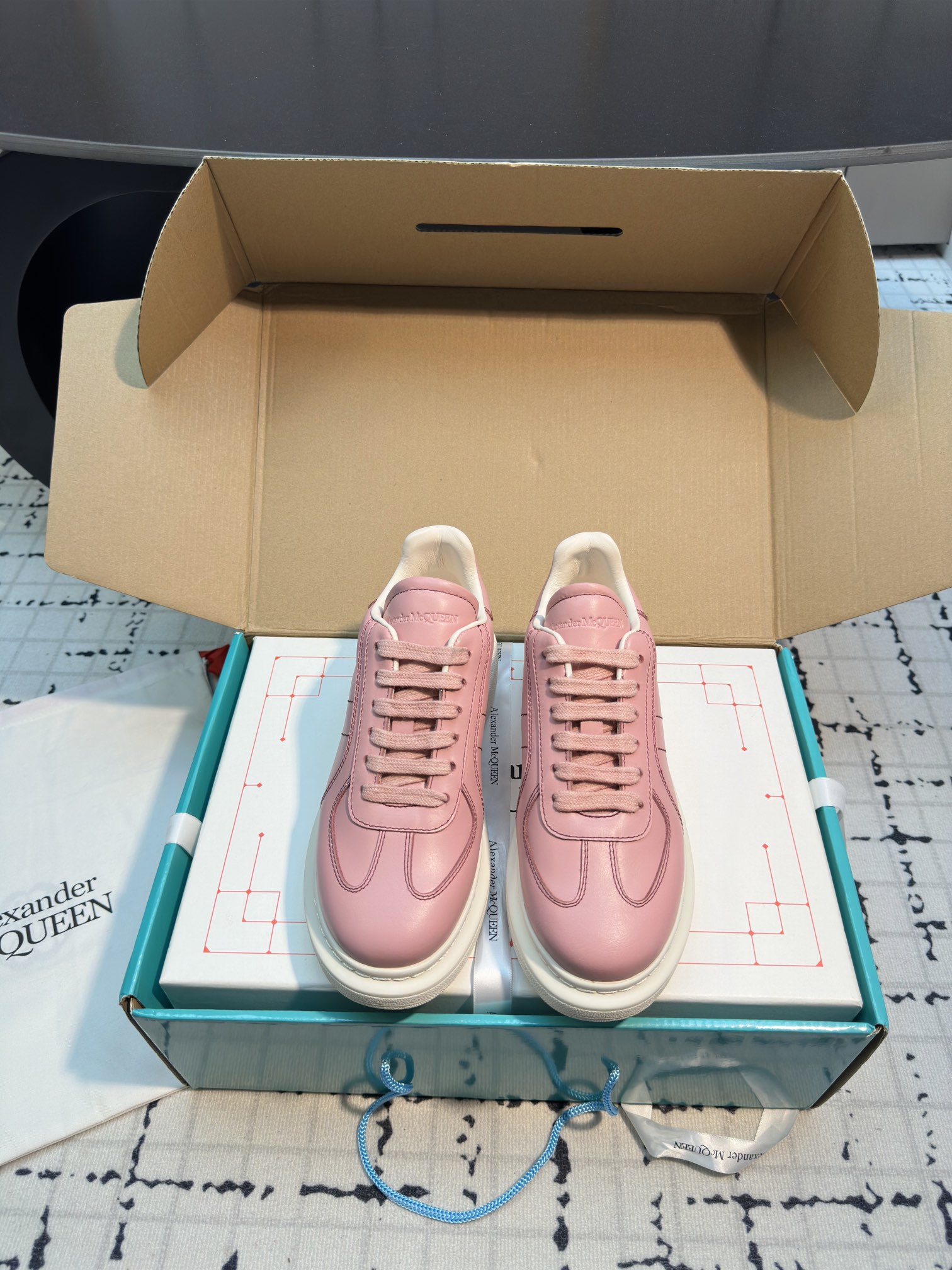 NO:262182,Alexander McQueen is now on sale. McQueen's new generation of white shoes is particularly high-end and clean, which is the main color of this season. The original shoe shape has been upgraded and improved. The leather is softer and lighter overall. There is no need to worry about putting on shoes anymore. ALEXANDER MCQUEEN Alexander McQueen thick-soled German-sports white shoes! The charm of the small McQueen is commonly known as the Dwarf Le. The comfort level is greatly improved~ the softer foot feel~ no longer scratches the feet~ the foot feel is first-class, the weight of the super light shoe body is higher than the classic model~ the height-enhancing effect is lighter and lighter~ better control!! In addition to having a simple and atmospheric appearance, it also has the function of increasing the height instantly on the feet and extending the legs more than a little.  The delicate small round toe design is generous and not picky, and it can give the toes sufficient space for movement, making it more comfortable to wear. The front lines of the upper are smooth and curved, three-dimensional and crisp, and the heels are not polished. The top cowhide upper is smooth and delicate, and it is not easy to crease when worn. The smooth shoe shape and thick sole increase the height of 4.5cm, plus the highly recognizable rear tail design, it is easy to wear and look good. It is also a must-have for dressing girls, which is a good choice for casual vacation. Women's 34/40 (34.40 custom-made without return or exchange) Men's 39/45 (39.45 custom-made without return or exchange), casual shoes/sports shoes, alexander mcqueen, sneakers, cowhide19860909AlexanderMcQueen 重磅发售来了,麦昆全新一代小白鞋特别高级且干干净净,是这一季主打色 在麦昆原有鞋型上做了升级改进,皮质更软了,整体更轻了,再也不用担心装鞋了  ALEXANDER MCQUEEN亚历山大麦昆厚底德训阔型运动小白鞋! 小小的麦昆大大的魅力俗称矮子乐舒服度大大提升~更柔软的脚感~不磨脚了~脚感一级棒,超轻的鞋身重量~比经典款更高哦~增高效果更轻便轻巧~更好驾驭!!除了拥有简约大气的外表,还拥有增高的功能上脚瞬间秒增高拉长双腿不止一点点 秀气的小圆头设计大方不挑人,同时可以给予脚趾充分的活动空间,穿着更加舒适.鞋面前沿线条流畅弧度完美,立体挺括,后脚跟也不磨脚,头层牛皮鞋面质感光滑细腻,而且穿起来不容易起折痕,流畅的鞋型和厚底增高4.5CM的心机设计,加上极富辨识度的后尾设计,好穿又好看,穿搭能手小姐姐也是必入款,休闲度假好选择. 女款34/40（34.40定做不退不换） 男款39/45（39.45定做不退不换）,休闲鞋/运动鞋,alexander mcqueen,sneakers,cowhide,Women's Shoes