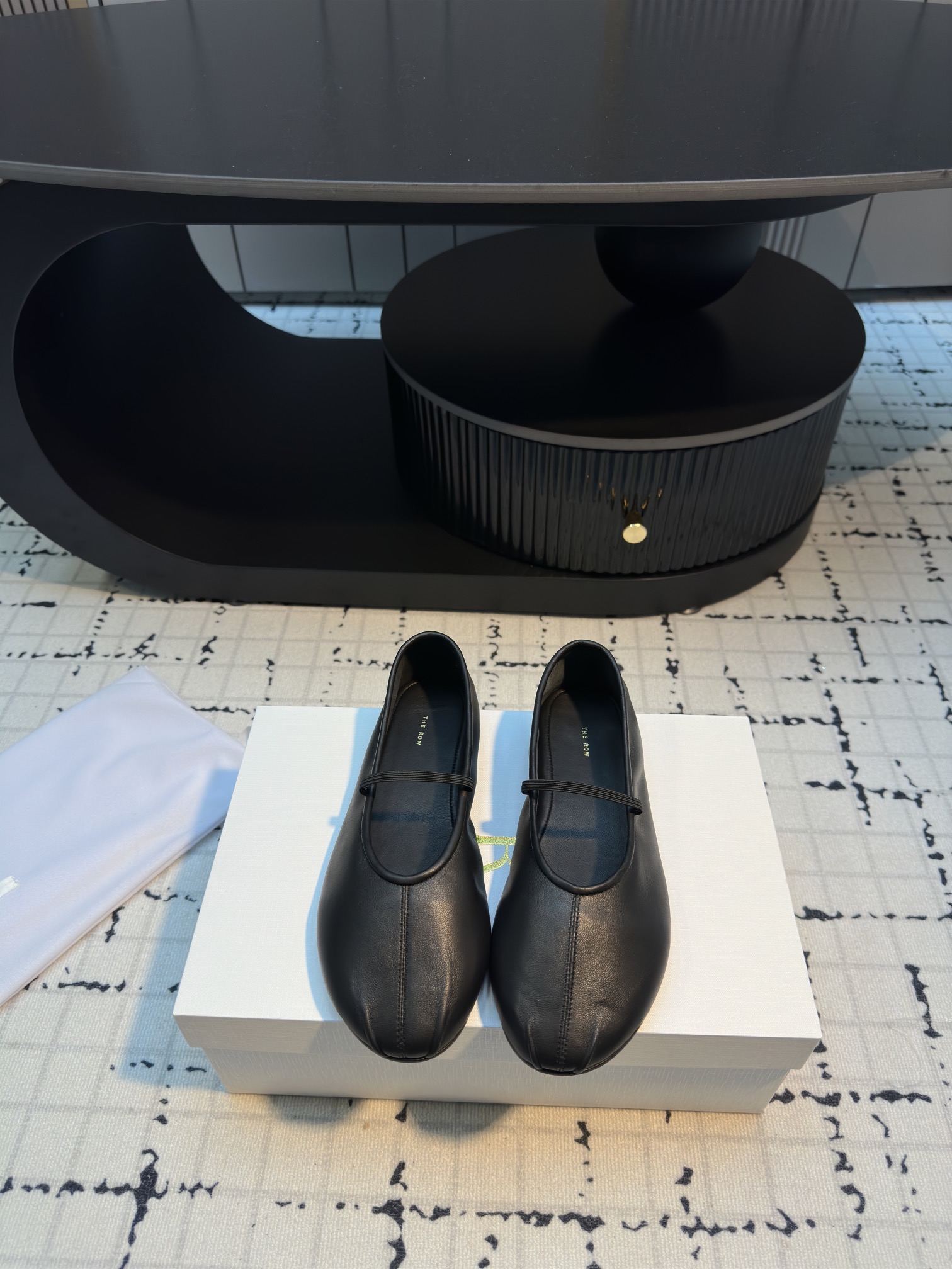 NO:165244,|5 new flat grandma shoes/ballet shoes. The lambskin is soft and delicate~ light and elastic~ breathable and sweat-absorbing. The shoes are made of no inner and no gang treasure. The wrapping feels strong on the feet~ super soft and comfortable. So soft that it cannot feel it exists~ like stepping on the clouds, 360 degrees, never grinding your feet~ shopping without pressure~ taking into account both fashion and comfort... Fabric: Custom imported environmentally friendly sheepskin Outsole: genuine leather outsole Size 35/40 (40 custom made without return or exchange), ballet shoes, sheepskin, Leather soles19860909|5新款平底奶奶鞋/芭蕾舞鞋 小羊皮柔软细腻～轻盈Q弹～透气吸汗 鞋子采用无内里无港宝做法～上脚包裹感极强～超级柔软舒适 柔软到感受不到它存在～像是踩在云端上 360度全方位～永不会磨脚～逛街暴走无压力～时尚与舒适兼顾…… 面料: 定制进口环保羊皮 大底: 真皮大底 码数35/40（40定做不退不换）,芭蕾舞鞋,sheepskin,Leather soles,Women's Shoes