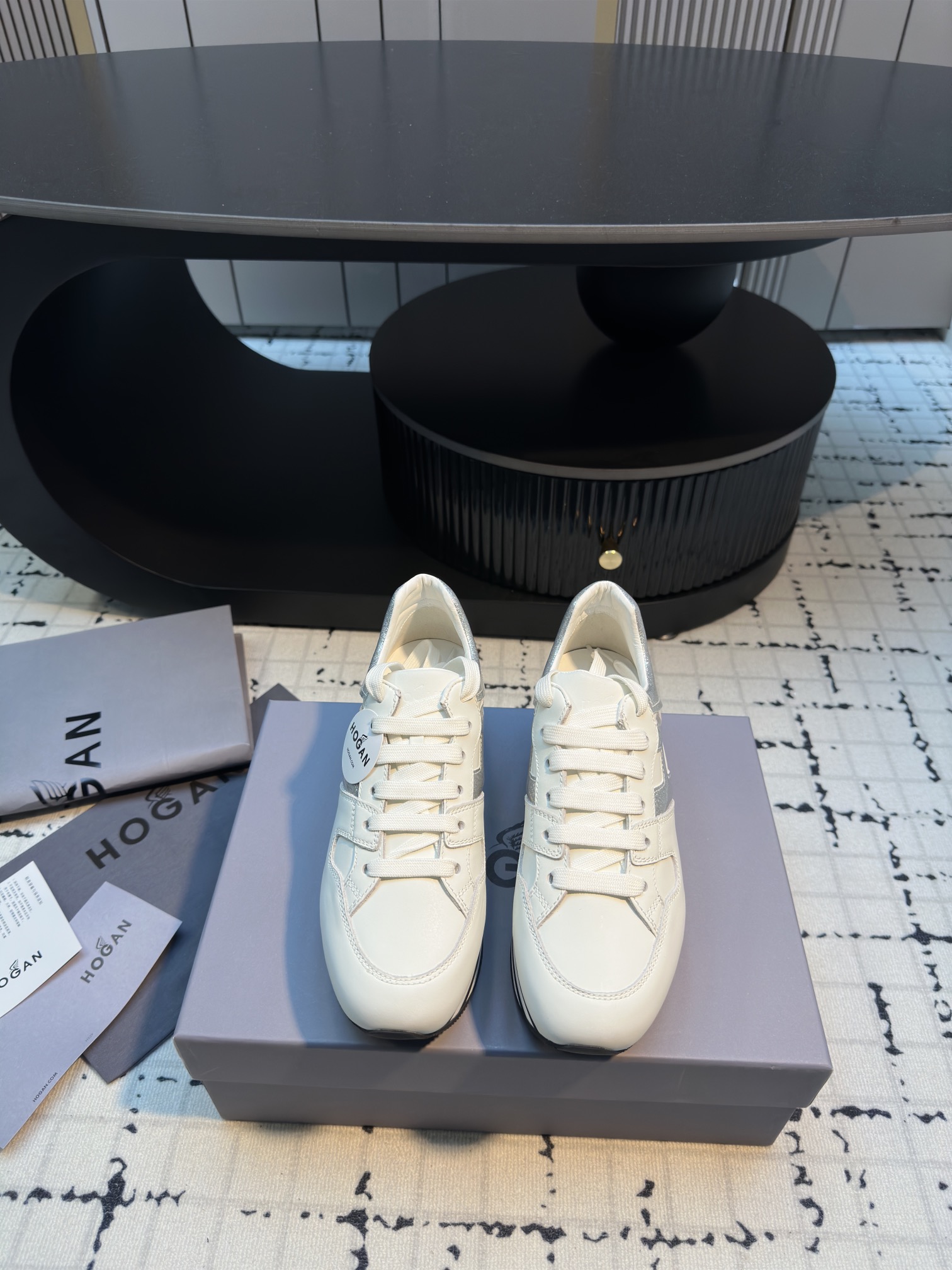 NO:165262,HOGAN Classic Series Our family’s high quality as ever has won the favor of many new and old customers. This model is not for making money, just to give back to everyone. OGAN Interction Light trendy sneakers attended New York Fashion Week. Traveling through New York at a fashionable pace and feeling the charm of the city. They are highly praised and loved by celebrities, noble women and fashionists around the world. Don’t look casual, in fact, this is the best practitioner of the casual style now. It doesn’t look too formal when you go to work, and it won’t be too casual when you get off work. It’s very interesting that I jokingly call this brand of shoes a short-lived shoe, which is really convenient for women who are not tall. The exclusive mold for foam bottoms is very expensive and is developed at any cost. And it is a double-layer foam bottom!  The foot pads are resilient, soles, LOGO patches... all have to be opened, and I spent more than RMB 40,000! I can replicate the authentic products at all costs.. Size 34/39, casual shoes/sports shoes, manolo blahnik, sneakers19860909HOGAN 经典系列 咱家一如既往的高品质赢得不少新老客户的青睐 此款不为赚钱 只为回馈大家 大幂幂也在穿它～ HOGAN Interction 轻潮运动鞋出席纽约时装周 以时髦的步伐游历纽约 感受城市魅力 深受全球各地的名媛贵妇与时尚人士的推崇与喜爱. 不要看它很休闲,其实这正是现在一股都会休闲风的最好实践者. 上班时看起来不会太正式, 下了班去一些活动也不会太随便.很有趣的是,我戏称这牌子的鞋子是矮子乐,这对身高不高的女性来说,真的很方便. 发泡底的独家模具是非常非常贵的,不惜成本的开发 .而且是双层发泡底！垫脚回力,大底,鞋底,LOGO贴片..统统都要开模,一起下来用了4万多RMB!不惜一切代价复刻正品.. 码数34/39,休闲鞋/运动鞋,manolo blahnik,sneakers,Women's Shoes