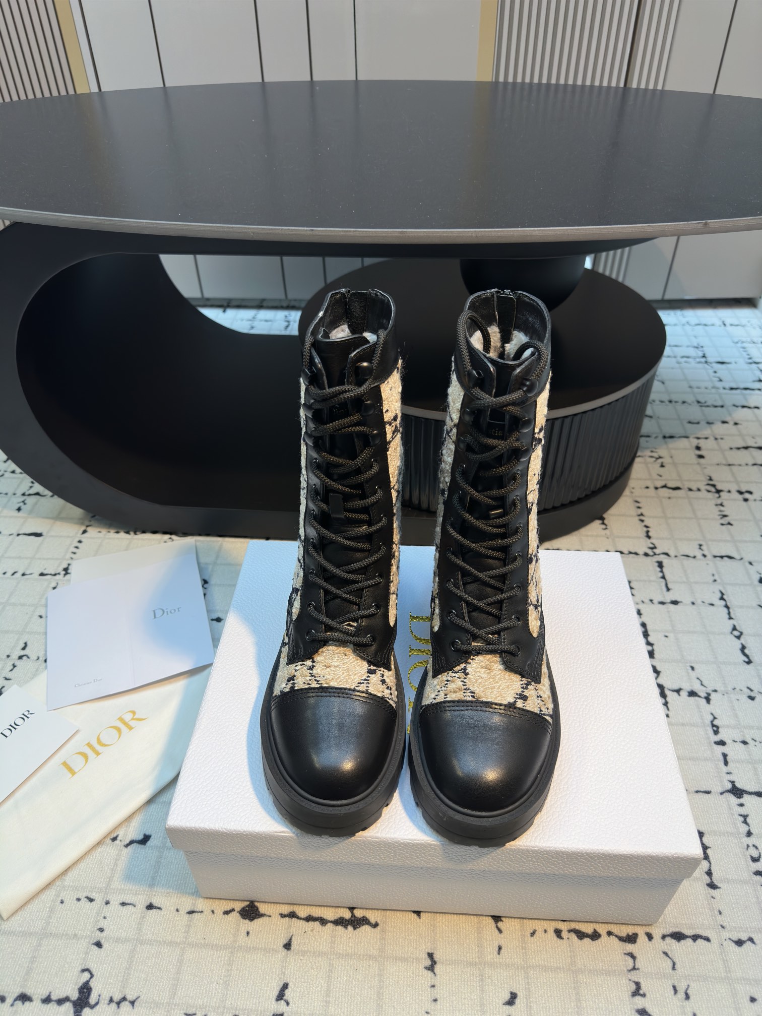 NO:614646,Dior | Dior 25 new autumn and winter products, top version, the counter features the new D-Unit cannage pattern tweed and naked boots, new hard goods, purchasing agent level!  Full of high-end feel!  A popular model among bloggers at home and abroad, it’s retro and fashionable, and your feet look stunning!  The official website’s main recommendation★ Upper original imported cow patent leather/calf leather Lining: imported sheepskin lining/genuine wool lining Original open-molded TPU non-slip outsole Heel height: 4.5cm Size 35/40 (40 custom made, non-refundable) Leather lining Wool lining, boots, dior, dior, boots, cowhide, sheepskin19860909Dior | 迪奥 25 秋冬新品 顶级版本 专柜主打新款D-Unit藤格纹粗花呢及裸靴 硬货上新 代购级别！高级感十足！国内外博主刷爆的一款,复古又时髦 上脚美炸了！官网主推款★ 鞋面原版进口牛漆皮/小牛皮 内里: 进口羊皮里/真羊毛里 大底原版开模TPU防滑大底 跟高: 4.5cm 码数35/40（40定做不退不换） 皮里 羊毛里,靴子,dior,dior,boots,cowhide,sheepskin,Women's Shoes