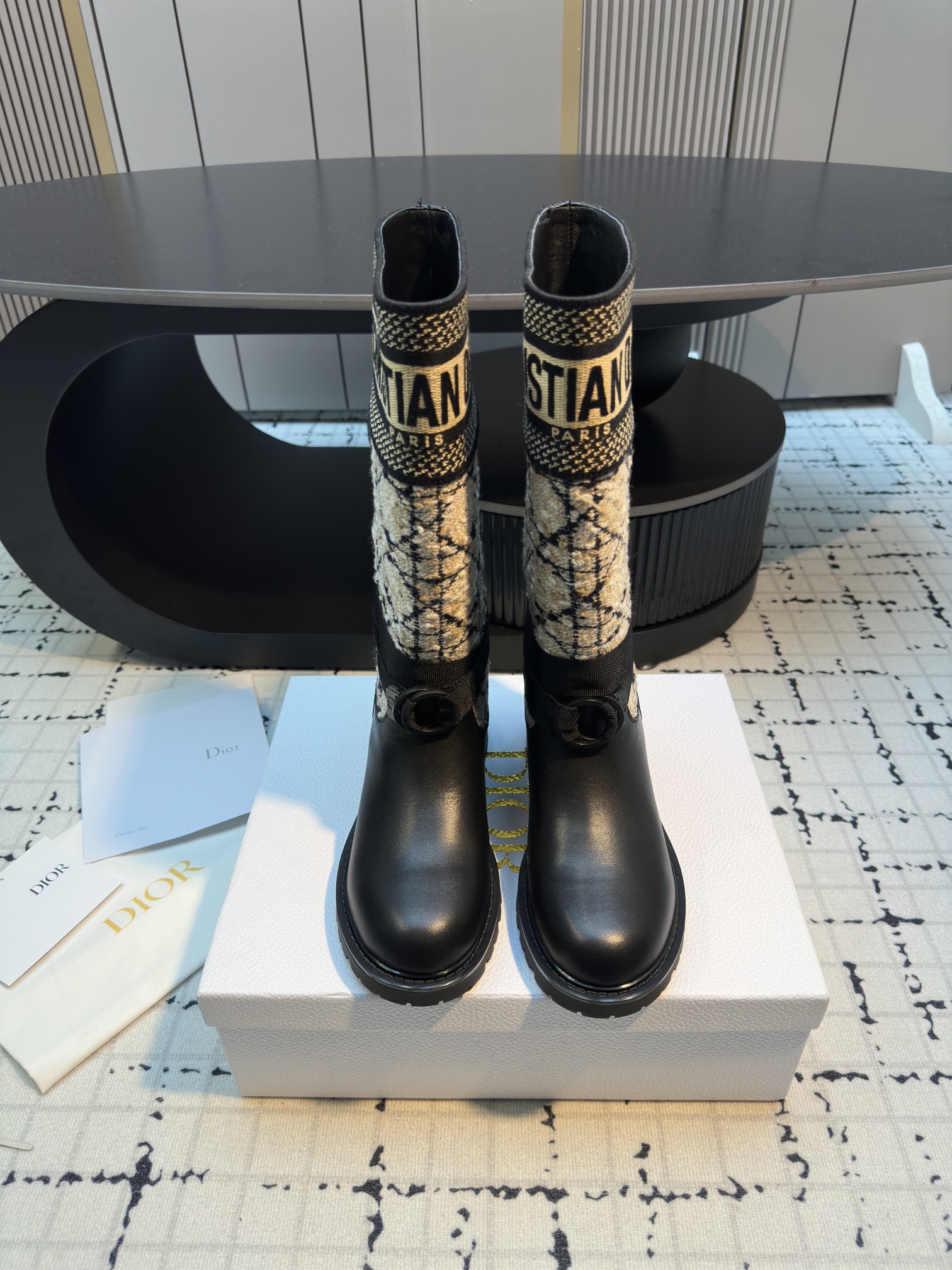 NO:614670,Dior | Dior 25 autumn and winter new products, top version, the counter features the new D-Major cannage pattern tweed knight boots, new hard goods, purchasing agent level!  Full of high-end feel!  A popular model among bloggers at home and abroad, it’s retro and fashionable, and your feet look stunning!  The official website’s main recommendation★ Upper original imported cow patent leather/calf leather Lining: imported sheepskin lining/genuine wool lining Original open-molded TPU non-slip outsole Heel height: 3.5cm Size 35/40 (40 custom made, non-returnable and non-exchangeable) Leather lining Wool lining, boots, dior, dior, boots, cowhide, sheepskin19860909Dior | 迪奥 25 秋冬新品 顶级版本 专柜主打新款D-Major藤格纹粗花呢骑士靴 硬货上新 代购级别！高级感十足！国内外博主刷爆的一款,复古又时髦 上脚美炸了！官网主推款★ 鞋面原版进口牛漆皮/小牛皮 内里: 进口羊皮里/真羊毛里 大底原版开模TPU防滑大底 跟高: 3.5cm 码数35/40（40定做不退不换） 皮里 羊毛里,靴子,dior,dior,boots,cowhide,sheepskin,Women's Shoes