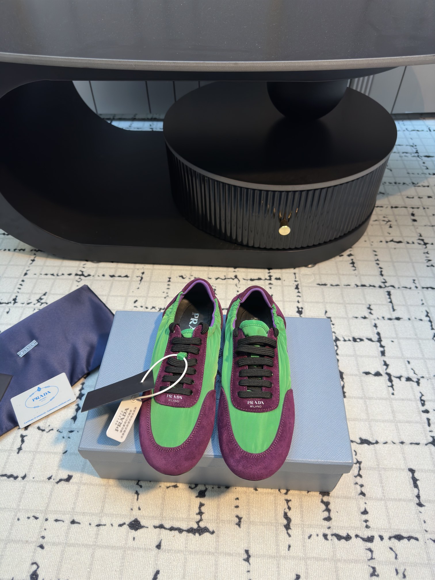 NO:165258,Purchasing grade Prad* Prada catwalk new style lightweight thin sole German training shoes casual shoes big sole open mold TPU!  No rubber!  The suede on the upper has a textured texture, wrapped in sheepskin inside, soft and glutinous. The insole is thickened with lambskin, which is extremely comfortable to wear, supports and is wrapped well. The shoe shape is full of wrapping, and it is light and easy to wear, a practical casual shoe that looks tall and long legs!  White is clean and refreshing, needed all year round, and can be easily controlled with skirts and pants. Upper imported suede/original mold opening fabric, inner sheepskin, outsole TPU sole!  Different from cheap rubber bottoms on the market!  Size 35/41 (40.41 custom made without return or exchange), casual shoes/sports shoes, prada, prada, sneakers, skirts, sheepskin, chamois leather19860909代购级 Prad* 普拉达 走秀款轻便薄底新款德训鞋 休闲鞋 大底开模TPU！不做橡胶！鞋面麂皮有肌理感,内里羊皮包裹,软软糯糯的.鞋垫加厚小羊皮,踩上去无比舒适,有支撑感,又包裹得很好的感觉 鞋型包裹感十足,轻便好穿实用的一款休闲鞋,显高显大长腿！ 白色干净清爽,一年四季都需要,配裙子,裤子都能轻松驾驭  鞋面进口麂皮/原版开模布料 内里羊皮 大底TPU大底！区别市面廉价橡胶底！ 码数35/41（40.41定做不退不换）,休闲鞋/运动鞋,prada,prada,sneakers,skirts,sheepskin,chamois leather,Women's Shoes