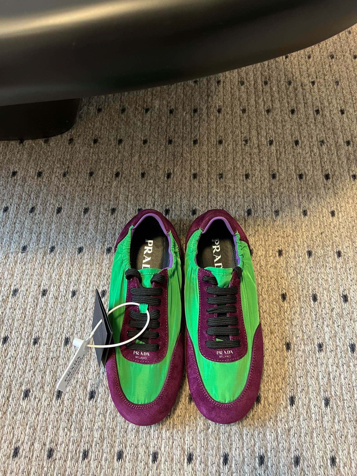 NO:462220,Purchasing grade Prad* Prada catwalk new style lightweight thin sole German training shoes casual shoes big sole open mold TPU!  No rubber!  The suede on the upper has a textured texture, wrapped in sheepskin inside, soft and glutinous. The insole is thickened with lambskin, which is extremely comfortable to wear, supports and is wrapped well. The shoe shape is full of wrapping, and it is light and easy to wear, a practical casual shoe that looks tall and long legs!  White is clean and refreshing, needed all year round, and can be easily controlled with skirts and pants. Upper imported suede/original mold opening fabric, inner sheepskin, outsole TPU sole!  Different from cheap rubber bottoms on the market!  Size 35/41 (40.41 custom made without return or exchange), casual shoes/sports shoes semi-trailer, prada, prada, sneakers, skirts, sheepskin, chamois leather19860909代购级 Prad* 普拉达 走秀款轻便薄底新款德训鞋 休闲鞋 大底开模TPU！不做橡胶！鞋面麂皮有肌理感,内里羊皮包裹,软软糯糯的.鞋垫加厚小羊皮,踩上去无比舒适,有支撑感,又包裹得很好的感觉 鞋型包裹感十足,轻便好穿实用的一款休闲鞋,显高显大长腿！ 白色干净清爽,一年四季都需要,配裙子,裤子都能轻松驾驭  鞋面进口麂皮/原版开模布料 内里羊皮 大底TPU大底！区别市面廉价橡胶底！ 码数35/41（40.41定做不退不换）,休闲鞋/运动鞋半拖,prada,prada,sneakers,skirts,sheepskin,chamois leather,Women's Shoes