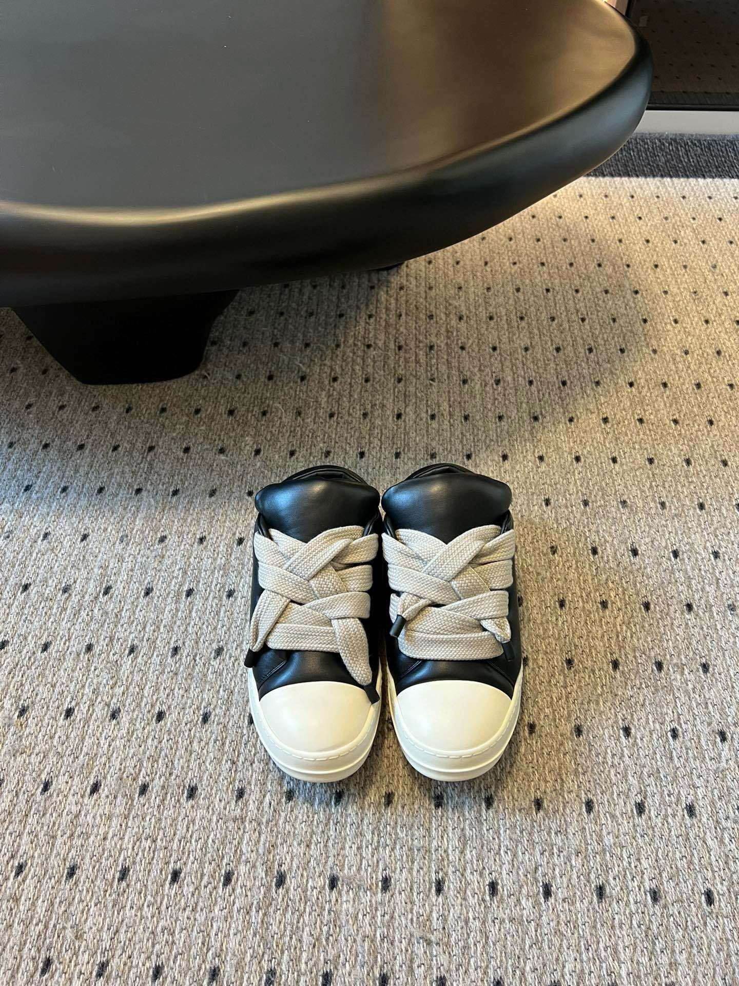 NO:243690,Purchasing grade Rick Owen*25/ Strapped bread shoes. Small bread is cute and trendy and cool. It is really a fashionable weapon in early spring!  Fully fit, easy to get rid of the passerby feeling. The leather is also soft and the materials are quite exquisite. The cute feet are cute and the insoles are soft and comfortable! Material calf leather, inner cowhide inner foot pad, large sole TPU sole, women's model 35-40 (40 custom-made, no return or replacement) Men's model 39-46 (45.46 custom-made, no return or replacement), casual shoes/sports shoes, sneakers, cowhide19860909代购级 Rick Owen*25/ 绑带面包鞋 小面包可可爱爱又潮潮酷酷 真的是早春的时尚利器呢！穿搭适配度满分 轻松摆脱路人感 皮质也是软呼呼的,用料相当考究 上脚萌萌的很可爱 鞋垫软软的很舒适! 材质小牛皮 内里牛皮内里垫脚 大底TPU大底 女款35-40（40定做不退不换） 男款39-46（45.46定做不退不换）,休闲鞋/运动鞋,sneakers,cowhide,Women's Shoes