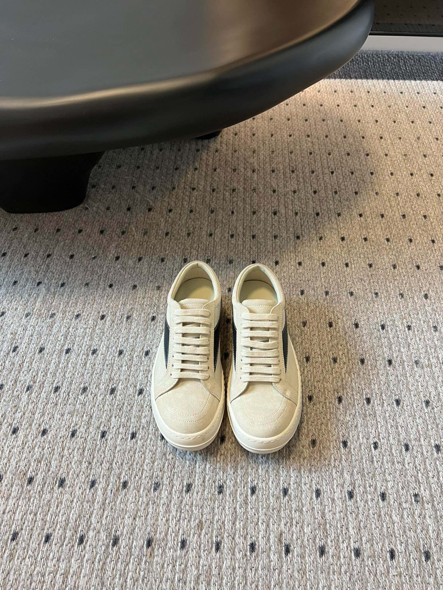 NO:236536,Rick Owens 25/Classic Unforgettable Canvas Shoes, the same style as Yi Yang Ganxi’s street shots, has been very popular in the past two years, and it is comfortable to wear.  It is simple and easy to match, and can be matched in the wardrobe. The shoes are really comfortable and you won’t be tired. A versatile and fashionable style!  The milky aroma is really delicious!  Women's 35-40 (40 custom made no return or exchange) Men's 39-46 (45.46 custom made no return or exchange), casual shoes/sports shoes, sneakers19860909Rick Owens 25/经典难忘帆布鞋 易烊干玺街拍同款 这两年热度很高了,穿着舒适度还行．简简单单好搭,衣柜里都能配 鞋子真的好舒服 暴走不累 百搭时尚的款式！奶香味大底真的是到味了！ 女款35-40（40定做不退不换） 男款39-46（45.46定做不退不换）,休闲鞋/运动鞋,sneakers,Women's Shoes