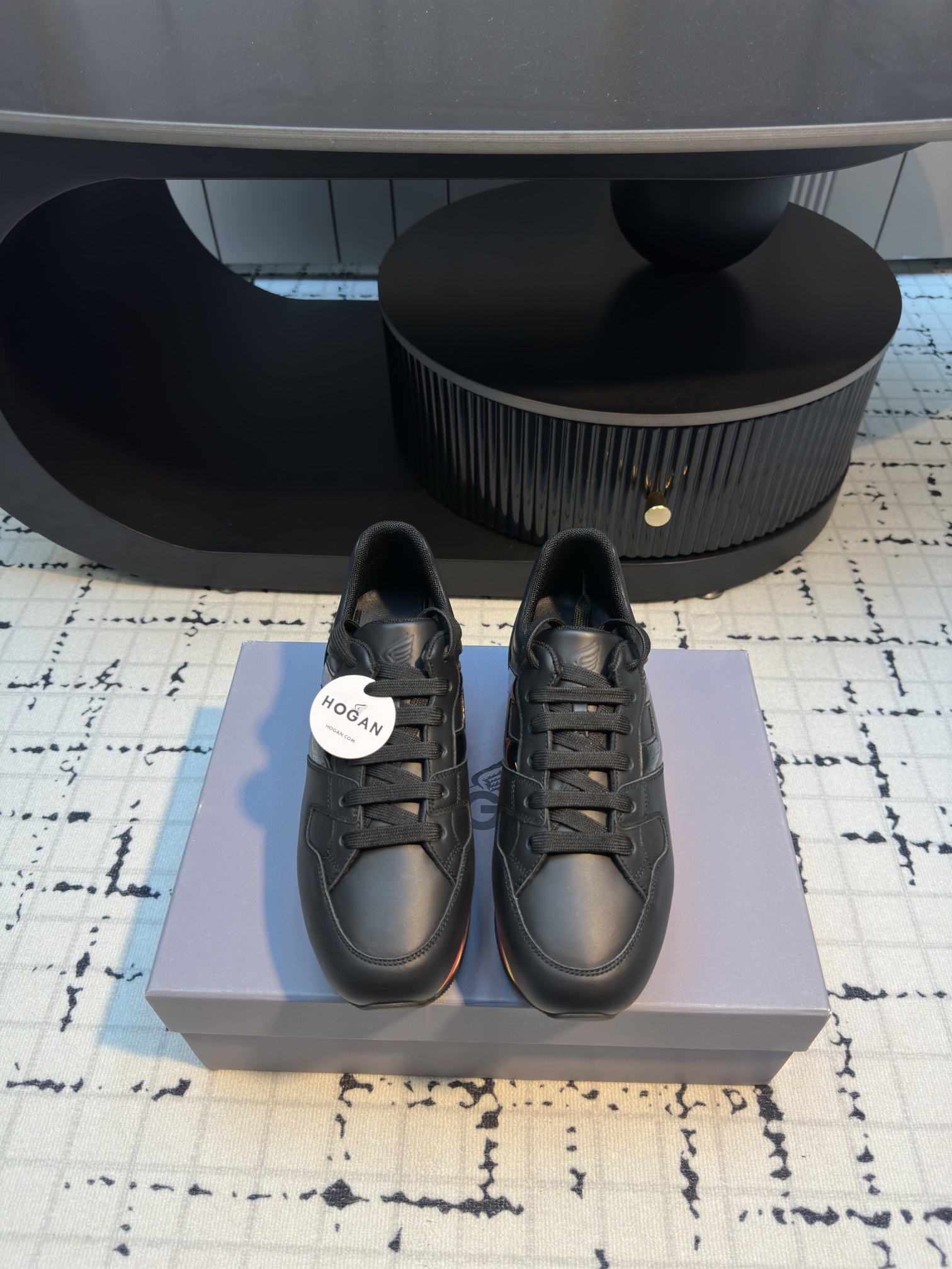 NO:165268,HOGAN Classic Series Our family’s high quality as ever has won the favor of many new and old customers. This model is not to make money, just to give back to everyone. OGAN Interction Light trendy sneakers attend New York Fashion Week. Traveling through New York at a fashionable pace and feeling the charm of the city. They are highly praised and loved by celebrities, noble ladies and fashionists around the world. Don’t look casual, in fact, this is the best practitioner of the casual style now. It doesn’t look too formal when you go to work, and it won’t be too casual when you get off work. It’s very interesting that I jokingly call this brand of shoes a short-lived shoe, which is really convenient for women who are not tall. The exclusive mold for foam bottoms is very expensive and is developed at any cost. And it is a double-layer foam bottom!  The foot pads are resilient, soles, LOGO patches... all have to be opened, and I spent more than RMB 40,000! I can replicate the authentic products at all costs.. Size 34/39, casual shoes/sports shoes, manolo blahnik, sneakers19860909HOGAN 经典系列 咱家一如既往的高品质赢得不少新老客户的青睐 此款不为赚钱 只为回馈大家 大幂幂也在穿它～ HOGAN Interction 轻潮运动鞋出席纽约时装周 以时髦的步伐游历纽约 感受城市魅力 深受全球各地的名媛贵妇与时尚人士的推崇与喜爱. 不要看它很休闲,其实这正是现在一股都会休闲风的最好实践者. 上班时看起来不会太正式, 下了班去一些活动也不会太随便.很有趣的是,我戏称这牌子的鞋子是矮子乐,这对身高不高的女性来说,真的很方便. 发泡底的独家模具是非常非常贵的,不惜成本的开发 .而且是双层发泡底！垫脚回力,大底,鞋底,LOGO贴片..统统都要开模,一起下来用了4万多RMB!不惜一切代价复刻正品.. 码数34/39,休闲鞋/运动鞋,manolo blahnik,sneakers,Women's Shoes