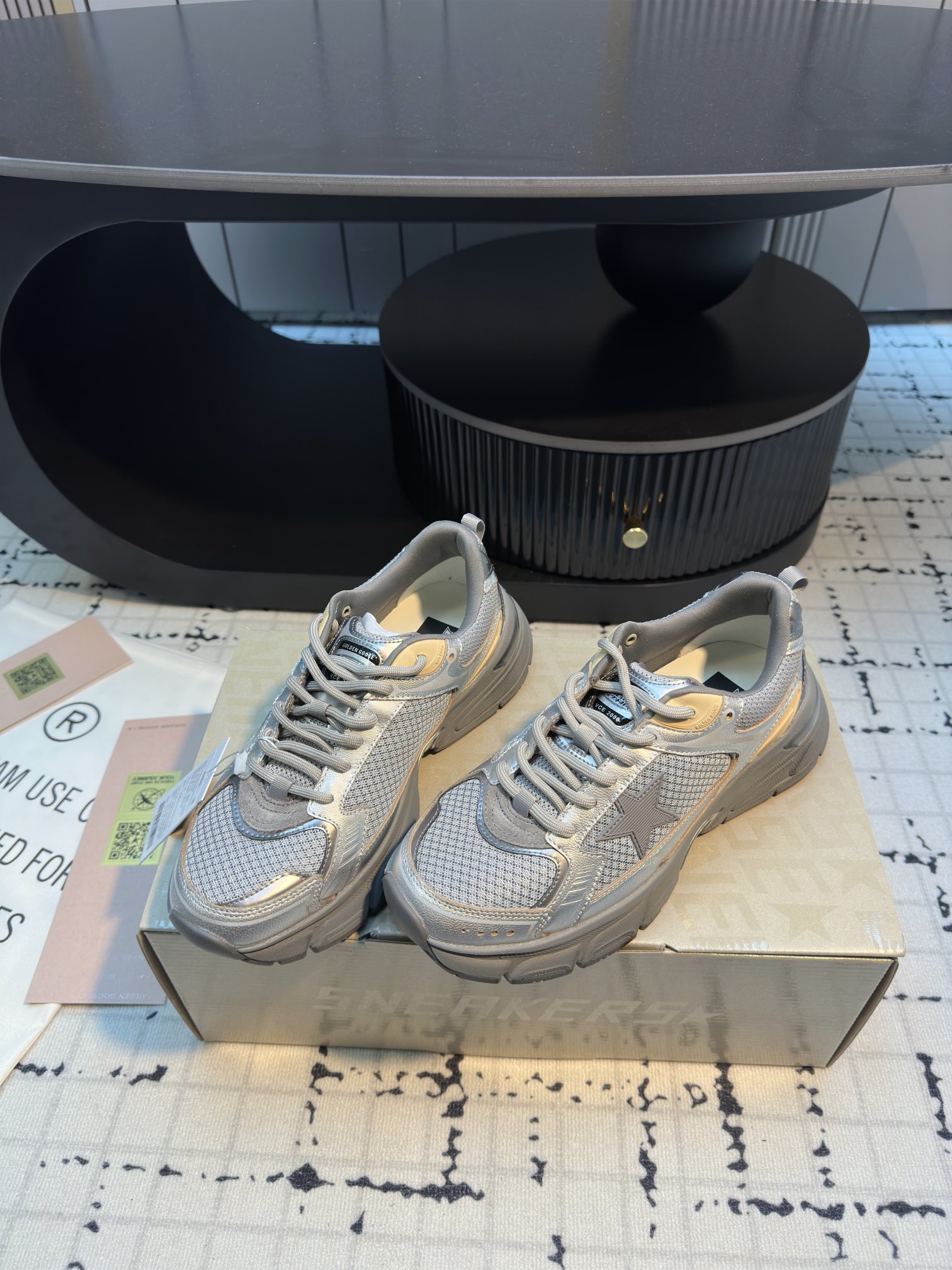 GGDB ~~ Golden Goose Deluxe Brand ~~ Light star es el primer zapato para papá del mundo. No puedo evitar amarlo. Los mi…
