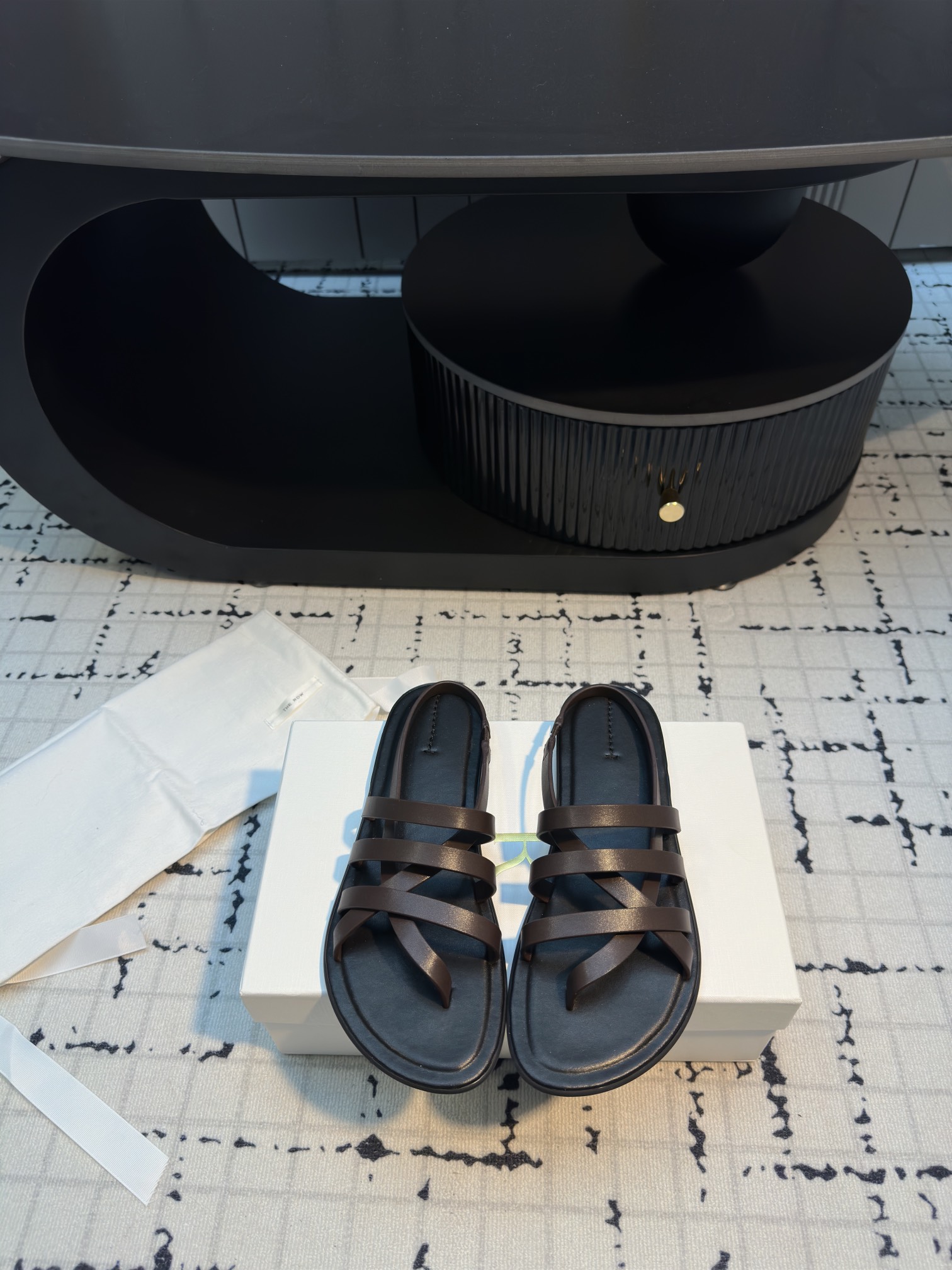 NO:165270,The row25s early spring new flat-sole sandals with foot-clip sandals minimalist design style. Everyday matches skirts and pants are invincible and beautiful!  The upper is made of imported cowhide, inner footbed mixed-bred sheepskin size 35/41 (40.41 custom made without return or replacement), sandals, sandals, skirts, cowhide, sheepskin19860909The row25s早春新品平底 夹脚凉鞋 极简主义的设计风格 日常随心搭配裙子 裤子 都无敌好看！ 鞋面采用进口牛皮 内里垫脚混种羊皮 码数35/41（40.41定做不退不换）,凉鞋,sandals,skirts,cowhide,sheepskin,Women's Shoes