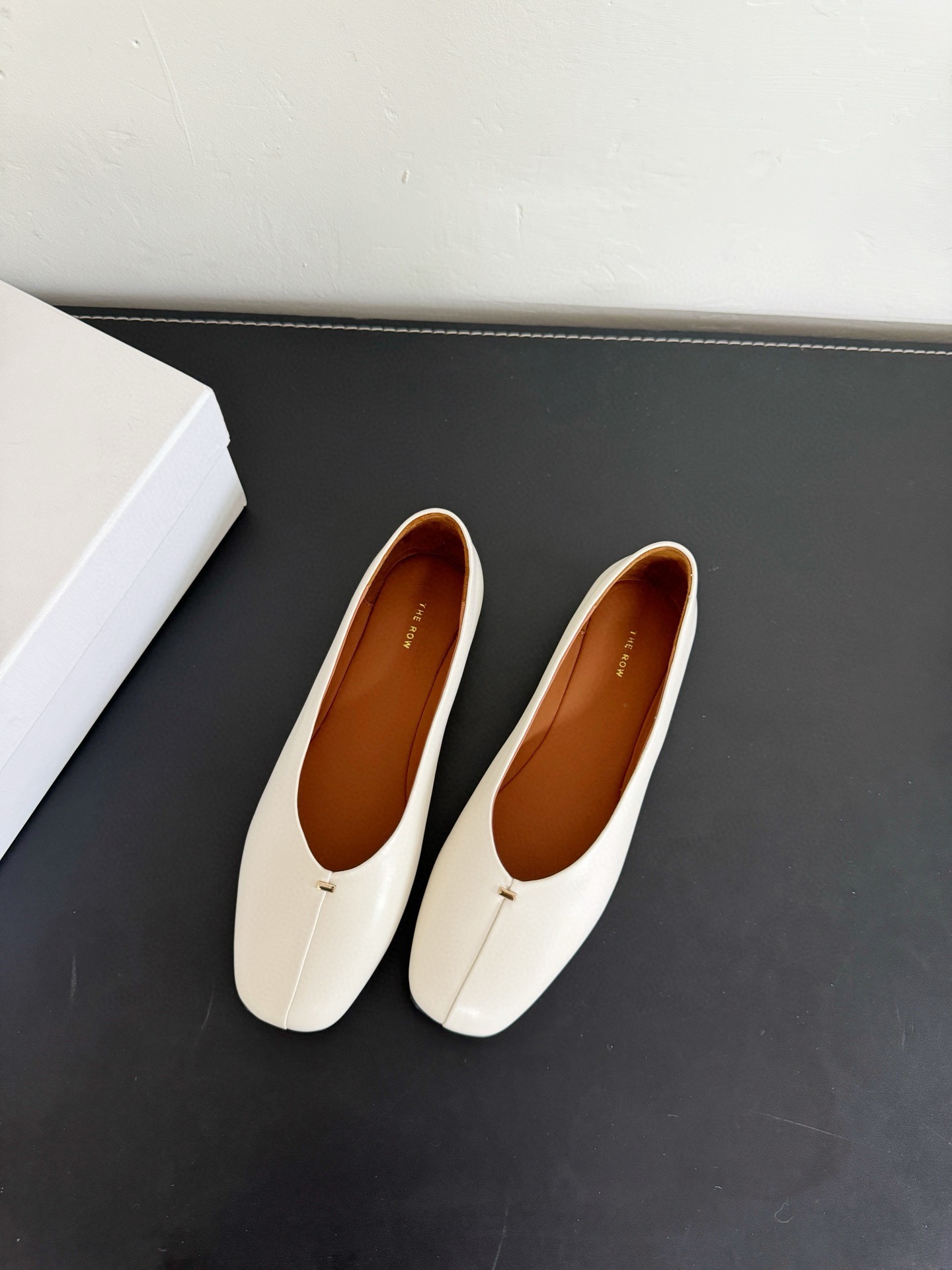 NO:165254,The row, huge soft and comfortable imported sheepskin ballet shoes, square toe shallow mouth flat shoes, imported mixed-bred sheepskin upper, imported mixed-bred sheepskin inner, original super soft sole, size 35/40 (40 custom made, no return or replacement), ballet shoes, sheepskin19860909The row 巨软巨舒服进口羊皮芭蕾舞鞋方头浅口平底单鞋 鞋面进口混种羊皮 内里进口混种羊皮 鞋底原版超软鞋底 码数35/40（40定做不退不换）,芭蕾舞鞋,sheepskin,Women's Shoes