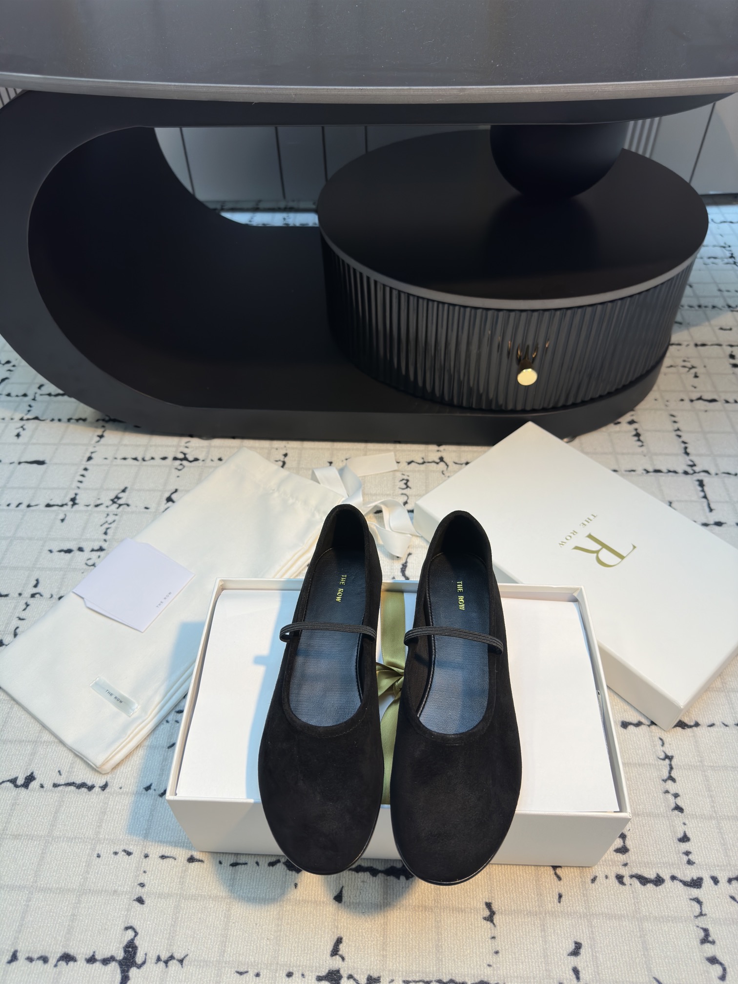 NO:263163,2025 new flat grandma shoes/ballet shoes. The lambskin is soft and delicate~ light and elastic~ breathable and sweat-absorbing. The shoes are made of no inner and no gang treasure. The wrapping feels strong on the feet~ super soft and comfortable. So soft that it cannot feel it exists~ like stepping on the clouds, 360 degrees, never grinding your feet~ shopping without pressure~ taking into account both fashion and comfort... Fabric: Custom imported environmentally friendly sheepskin Outsole: genuine leather outsole Size 35/41 (40.41 Customized, no return or replacement), ballet shoes, sheepskin, Leather soles198609092025新款平底奶奶鞋/芭蕾舞鞋 小羊皮柔软细腻～轻盈Q弹～透气吸汗 鞋子采用无内里无港宝做法～上脚包裹感极强～超级柔软舒适 柔软到感受不到它存在～像是踩在云端上 360度全方位～永不会磨脚～逛街暴走无压力～时尚与舒适兼顾…… 面料: 定制进口环保羊皮 大底: 真皮大底 码数35/41（40.41定做不退不换）,芭蕾舞鞋,sheepskin,Leather soles,Women's Shoes