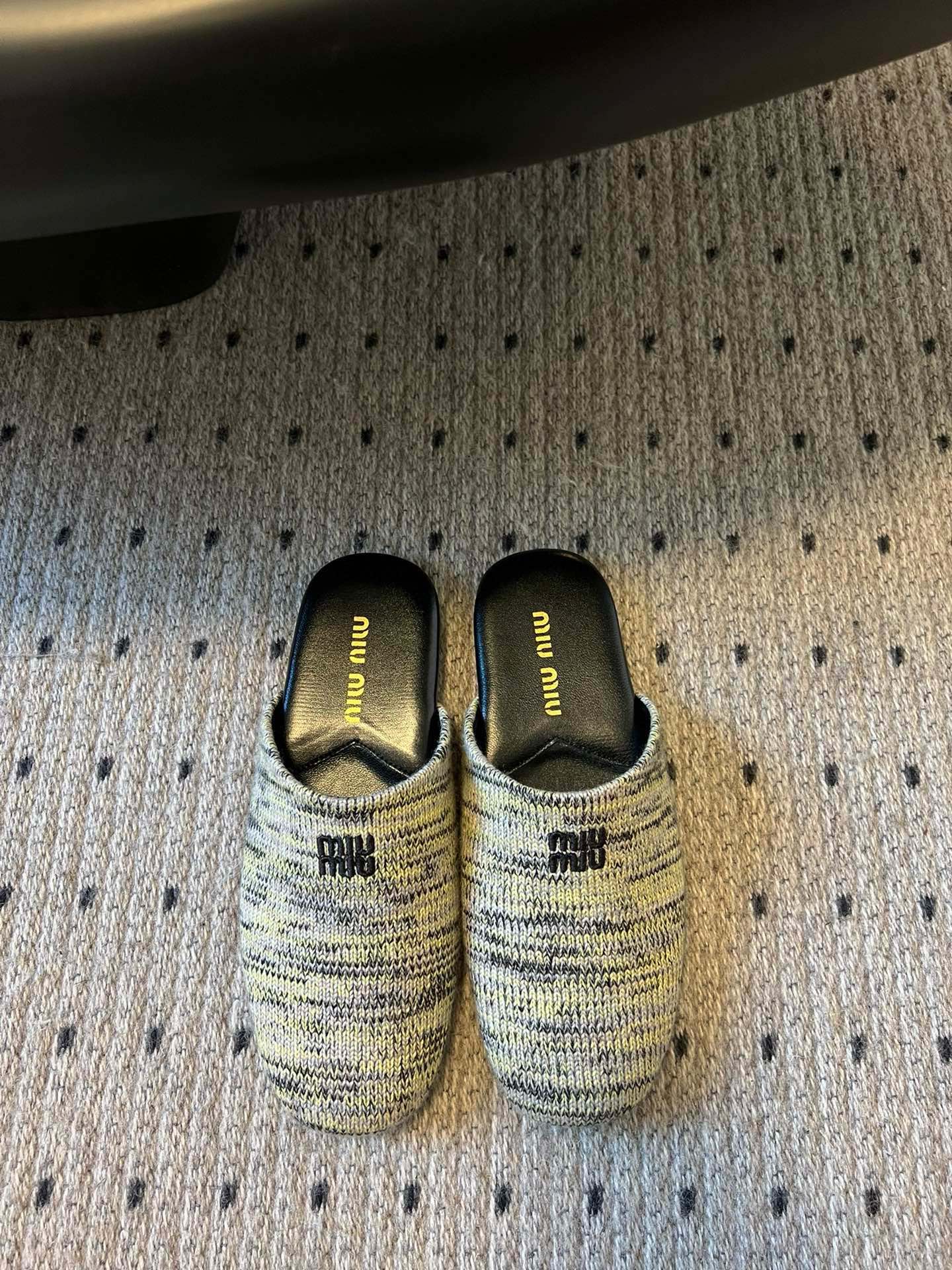 NO:165234,Miumiu 25ss new summer Muller lazy wool semi-slippers knitted wool design is super good!  The holiday style is full. The first time I see this shoe, I feel soft, simple and a little retro feel, and it looks good when paired casually!  Mainly in minimalist style, simple logo embellishment, even if it looks simple and high-end. Fabric: knitted wool footbed: sheepskin. Large sole: rubber bottom. Number of sizes: 35/40 (40 custom made without return or replacement), semi-torch, miumiu, slippers, sheepskin19860909Miumiu 缪缪25ss新品夏季穆勒拖懒人包头毛线半拖鞋 针织毛线的设计 超级好看！度假风满满 第一眼看到这个鞋子就有种软绵绵的感觉,简单而带点复古气息随意搭配都好看！以极简风格为主,简单的logo点缀,即便看起来简单且高级 面料:针织毛线 垫脚:羊皮 大底:橡胶底 码数:35/40（40定做不退不换）,半拖,miumiu,slippers,sheepskin,Women's Shoes