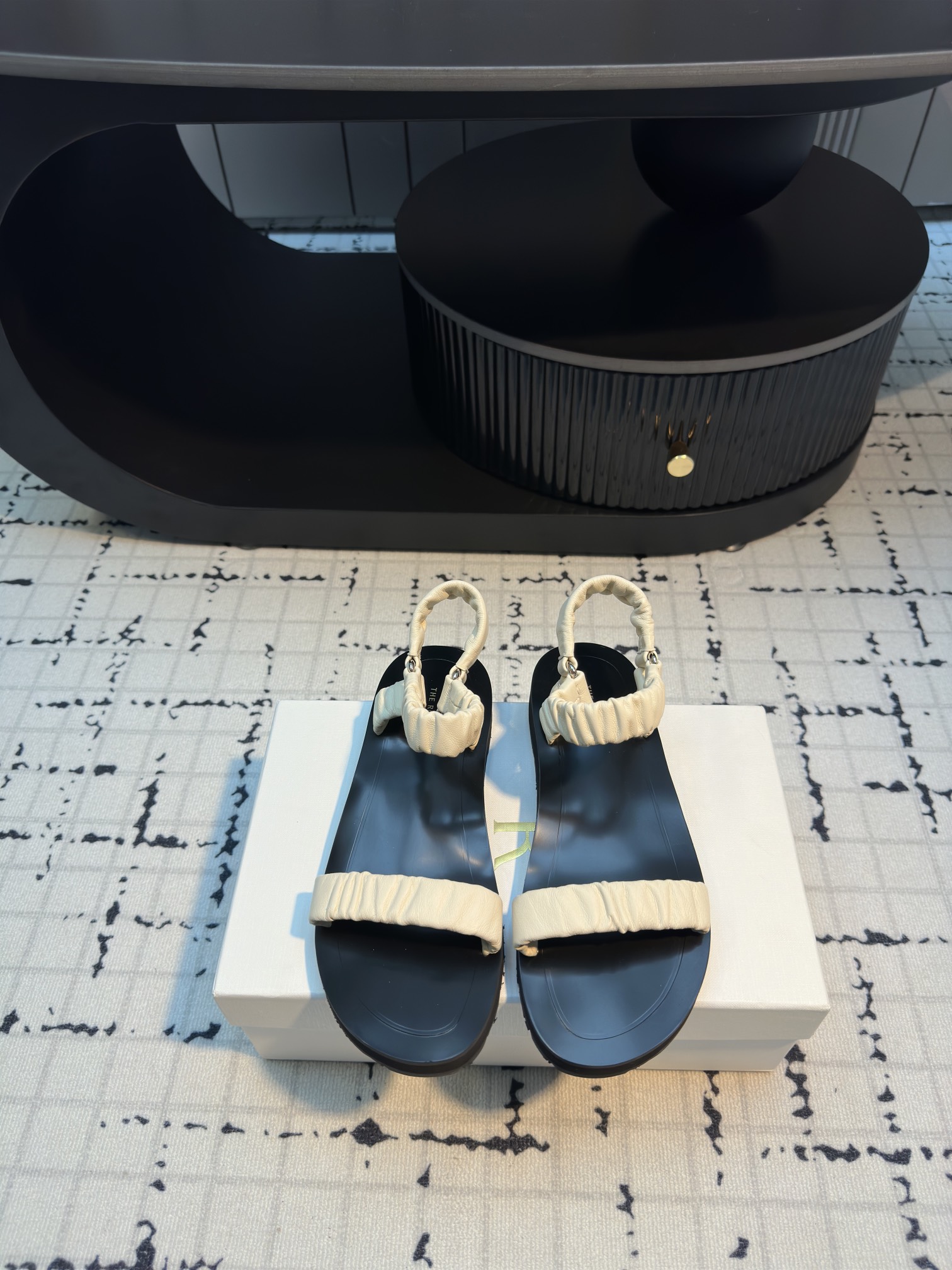 NO:165261,The row 2025 new vacation style sandals. This pair of materials and styles reflects the health and comfort of returning to nature, without running-in, and loves it more and more after putting on the feet. This pair looks simple but it does not lack the texture it should have. The price on the cabinet is about 7K-8k. Although it is niche, it is not cheap!  The whole pair of shoes uses custom imported mixed calf leather, soft and smooth leather, excellent leather texture and last craftsmanship. You can experience the kind of humanized design that has been carefully considered. The full-leather foot feels very good, very comfortable and light, and naturally versatile. In summer, a pair of simple sandals can be worn in various styles. Size 35/40 (40 custom made without return or replacement), sandals, sandals, cowhide19860909the row 2025新款度假风凉鞋 这一双不论是材质还是款式,都体现着回归自然的健康舒适,无需磨合,上脚后越穿越爱.这一双看着简单但它丝毫不缺该有的质感表现,柜上价格大概在7K-8k左右,虽然它小众但它并不廉价！ 整双鞋采用定制进口混种小牛皮,皮质柔软光滑,出色的皮料质感和楦型工艺,穿上它就能体会到那种经过用心考量的人性化设计,全皮脚床脚感特别好,非常舒适轻便,自然也百搭,夏天一双简单的凉鞋就能穿出各种风格, 码数35/40（40定做不退不换）,凉鞋,sandals,cowhide,Women's Shoes