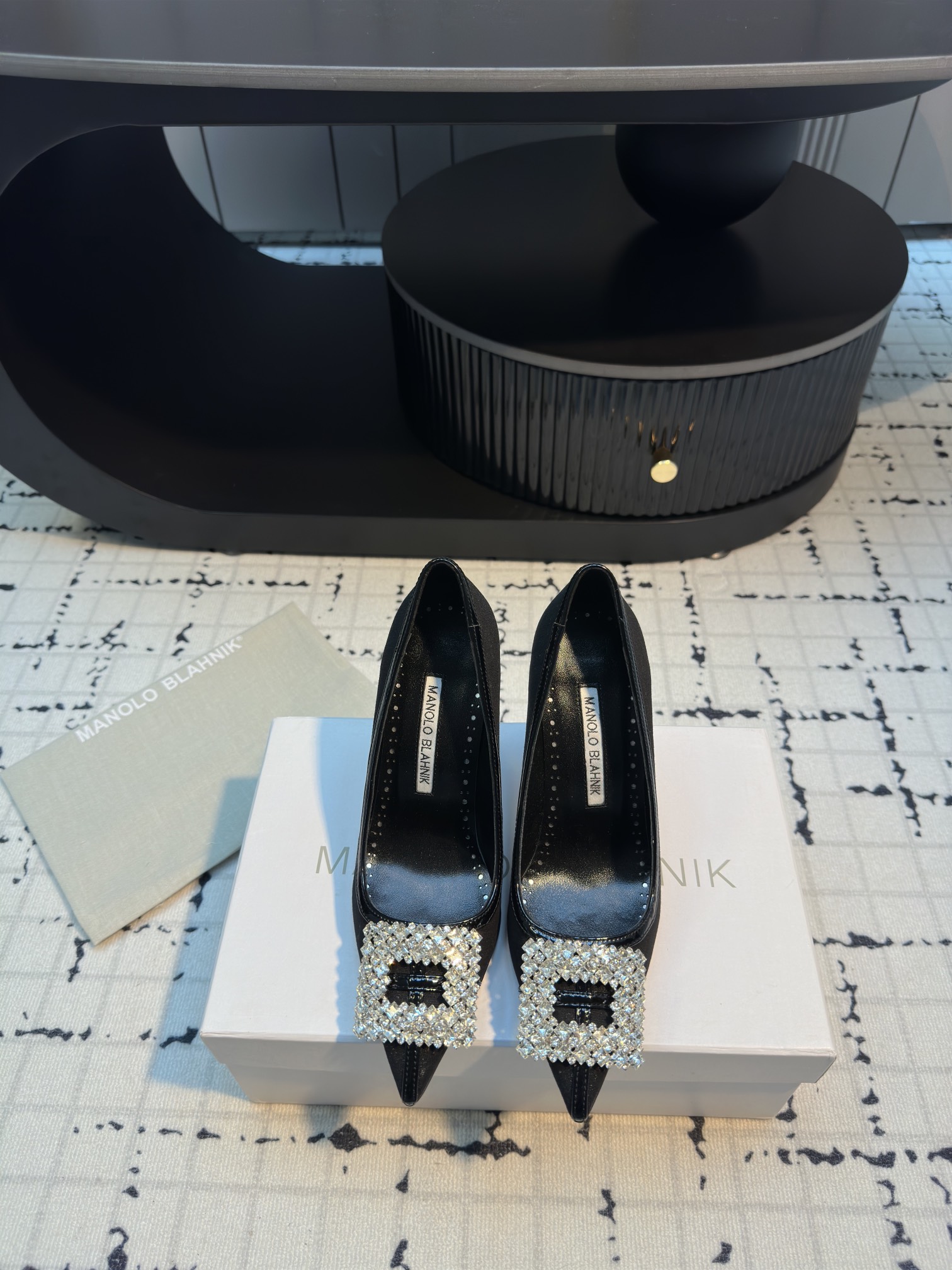 NO:465126,MANOLO BLAHNlK Spring 2025 MB has always been the beautiful shoes that every girl dreams of. Mr Big, who is in the city, took it to Carrie. So many years have passed, women still love MB. The top quality of purchasing agents creates a luxurious top 1:1 customization. Customized upper imported calfskin, calf suede leather. Soles imported from Italy. Heels. Flat soles. 10cm. Size 34/42 (34.40.41.42. Customized for non-return or exchange), high heels, manolo blahnik, high heels, cowhide19860909MANOLO BLAHNlK 2025春季新款 MB一直是每个女生梦寐以求的美鞋 欲望都市中Mr Big拿着它向Carrie求婚 这么多年过去了 女人们依旧爱着MB.代购级最顶级品质 打造奢华顶峰之作1:1定制 鞋面定制进口小牛皮,小牛绒面皮 鞋底意大利进口真皮底 跟高平底、10cm 码数34/42（34.40.41.42定做不退不换）,高跟鞋,manolo blahnik,high heels,cowhide,Women's Shoes