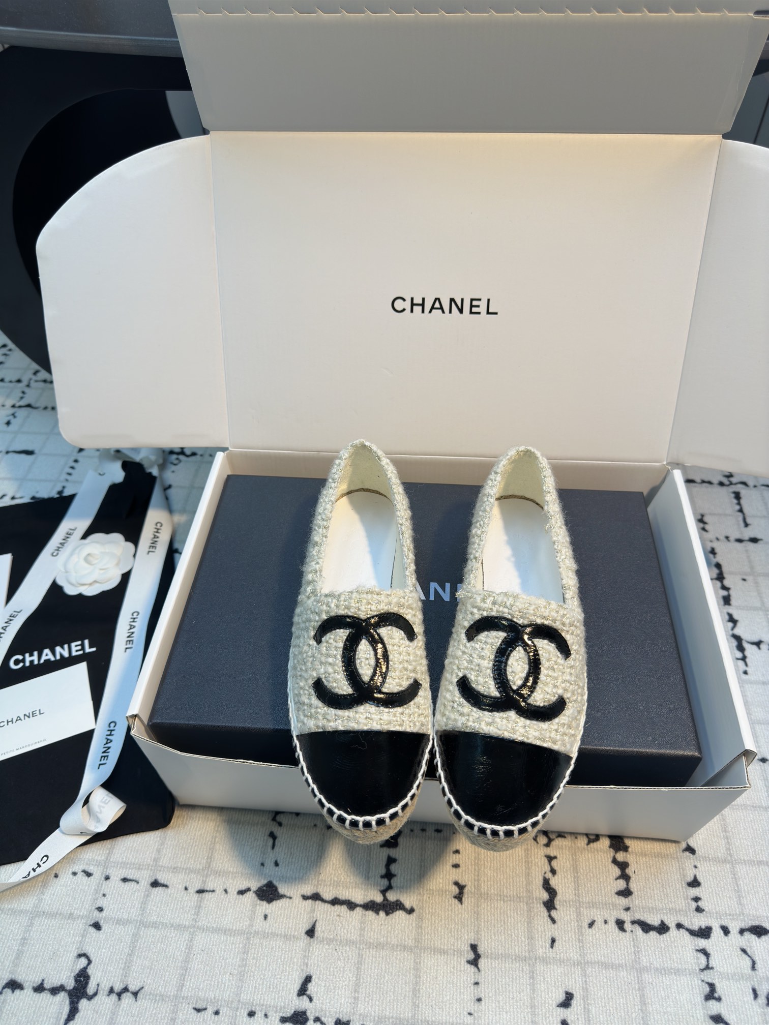 NO:257891,The best lazy shoes in the history of Xiaoxiang Fisherman's shoes!  New colors will be released every year ~ It will never get tired of wearing every year __ It will never be outdated every year ~ Simple, elegant, generous and full of high-end feeling!  To achieve the feeling of the foot, I have worked a lot on the last and made my feet look very thin and white~~ I am very unlucky when commuting and shopping, and I wear whatever I like, without fear of any dress code!  The most important thing is not to scratch your feet!  No pressure to go shopping!  So comfortable that I don't feel like I'm not wearing shoes!  Every color is super attractive!  Invincible beauty!  All seasons of the year!  Suitable for spring, summer, autumn and winter. Customized fabrics. Original imported tweed. Customized inner lining. Original ultra-fine, soft sheepskin lining. Exclusive mold opening and injection molding. Inner A-level imported sheepskin lining, super soft sheep foot pad. Packaging global purchasing box   original packaging (tool bag, webbing, camellia) Size 35/42 (34.40.41.42 custom made without return or exchange) Ordinary version Top version, fisherman's shoes, espadrilles, sheepskin19860909小香渔夫鞋史上最好看的懒人鞋！每年都会出新颜色 ～年年穿不腻__年年永不会过时～简约优雅大方又满满高级感！为达到脚感在楦头上没少下功夫上脚非常显瘦又显白~~通勤逛街都非常不桃场合喜欢怎么穿就怎么穿,无惧任何着装要求！最重要不磨脚！逛街暴走无压力！舒适到感觉没穿鞋一样！每一个颜色都超耐看！无敌美！一年四季！春夏秋冬皆适宜 面料定制原版进口呢子 内里定制原版超细腻,柔软羊皮里 大底独家开模、注塑一体 内里 A级进口 绵羊皮内里、超柔软绵羊垫脚 包装全球代购盒 原版包装（手提袋、织带、山茶花） 码数35/42（34.40.41.42定做不退不换） 普通版本 顶级版本,渔夫鞋,espadrilles,sheepskin,Women's Shoes