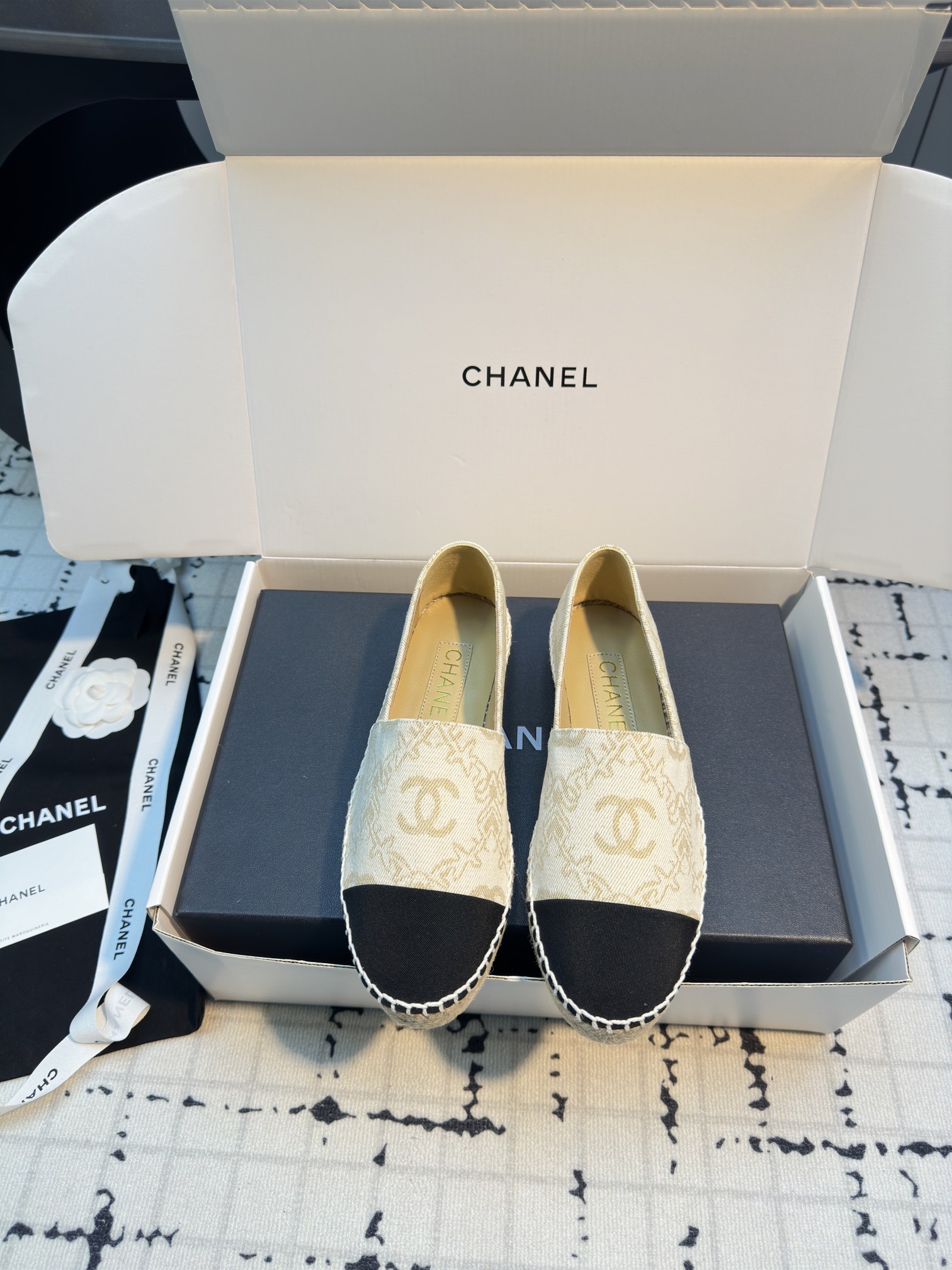 NO:257893,The best lazy shoes in the history of Xiaoxiang Fisherman's shoes!  New colors will be released every year ~ It will never get tired of wearing every year __ It will never be outdated every year ~ Simple, elegant, generous and full of high-end feeling!  To achieve the feeling of the foot, I have worked a lot on the last and made my feet look very thin and white~~ I am very unlucky when commuting and shopping, and I wear whatever I like, without fear of any dress code!  The most important thing is not to scratch your feet!  No pressure to go shopping!  So comfortable that I don't feel like I'm not wearing shoes!  Every color is super attractive!  Invincible beauty!  All seasons of the year!  Suitable for spring, summer, autumn and winter. Customized fabrics. Original imported printing materials. Customized inner lining. Original ultra-fine, soft sheepskin lining. Exclusive mold opening and injection molding. Inner lining. A-level imported sheepskin lining, super soft sheep foot pad. Packaging global purchasing box   original packaging (tool bag, webbing, camellia) Size 35/42 (34.40.41.42 custom made without return or exchange) Ordinary version. Top version, fisherman's shoes, espadrilles, sheepskin19860909小香渔夫鞋史上最好看的懒人鞋！每年都会出新颜色 ～年年穿不腻__年年永不会过时～简约优雅大方又满满高级感！为达到脚感在楦头上没少下功夫上脚非常显瘦又显白~~通勤逛街都非常不桃场合喜欢怎么穿就怎么穿,无惧任何着装要求！最重要不磨脚！逛街暴走无压力！舒适到感觉没穿鞋一样！每一个颜色都超耐看！无敌美！一年四季！春夏秋冬皆适宜 面料定制原版进口印花材料 内里定制原版超细腻,柔软羊皮里 大底独家开模、注塑一体 内里 A级进口 绵羊皮内里、超柔软绵羊垫脚 包装全球代购盒 原版包装（手提袋、织带、山茶花） 码数35/42（34.40.41.42定做不退不换） 普通版本 顶级版本,渔夫鞋,espadrilles,sheepskin,Women's Shoes