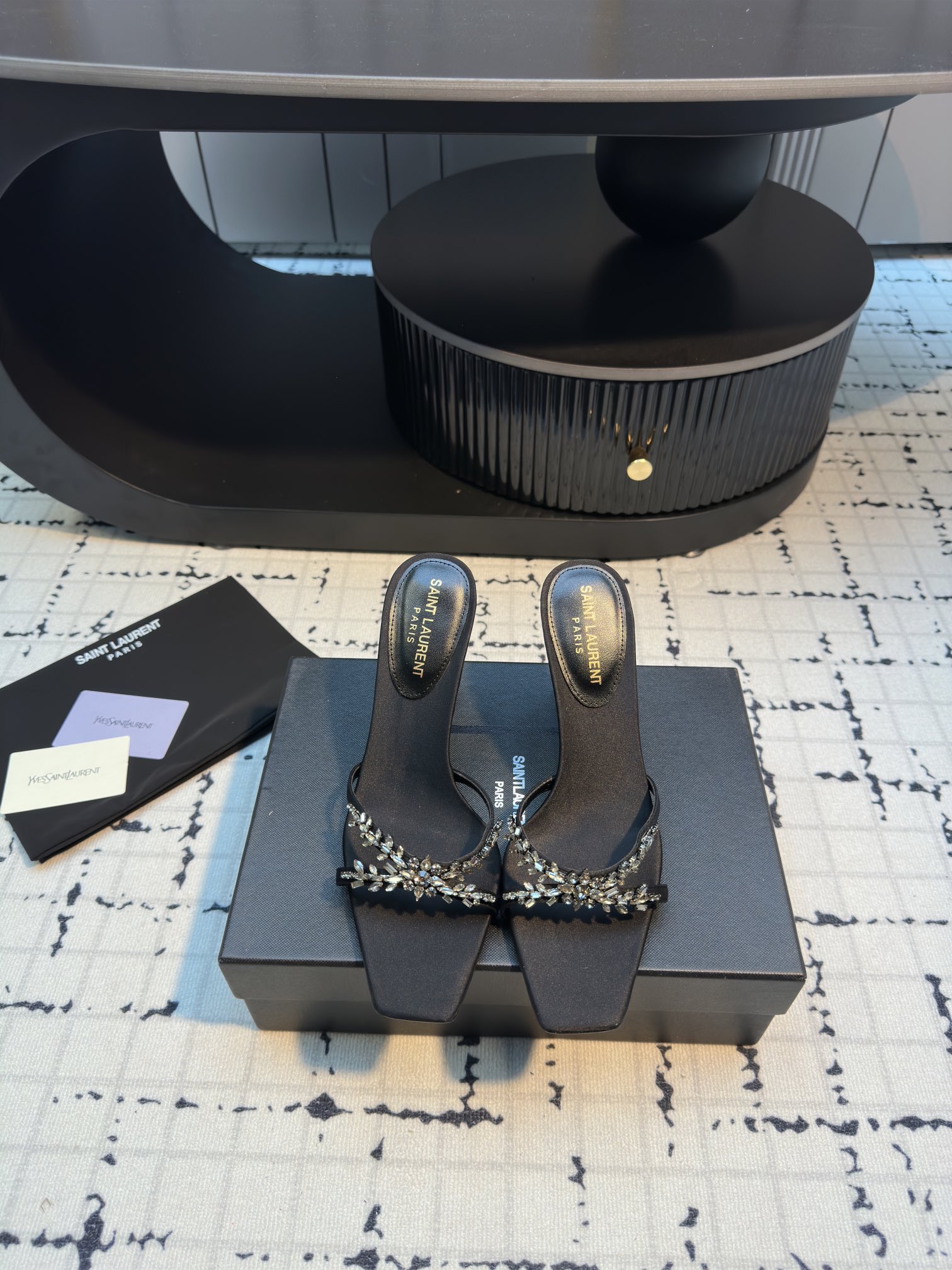 NO:243575,SAINT LAURENT Saint Laurent 2025 spring and summer new Melody rhinestone satin sandals It’s hard not to love this one... I really like fried chicken!  Almond toe, wrapped stiletto, cross-lace on the front, sisters who know the goods can compare, upper, satin silk, footbed, sheepskin, Italian leather outsole, size 35/40 (40 custom made, no return or replacement), sandals, saint laurent, saint laurent, sandals, sheepskin, real silk, silk fabric, Leather soles19860909SAINT LAURENT 圣罗兰2025春夏新款 Melody 水钻绸缎凉鞋 很难不爱这款啊... 真的炒鸡喜欢！ 杏仁鞋头 包裹细高跟设计正面设有交叉系带 懂货的姐妹可以 对比噢 鞋面 绸缎真丝 垫脚 羊皮 意大利真皮大底 码数35/40（40定做不退不换）,凉鞋,saint laurent,saint laurent,sandals,sheepskin,real silk,silk fabric,Leather soles,Women's Shoes