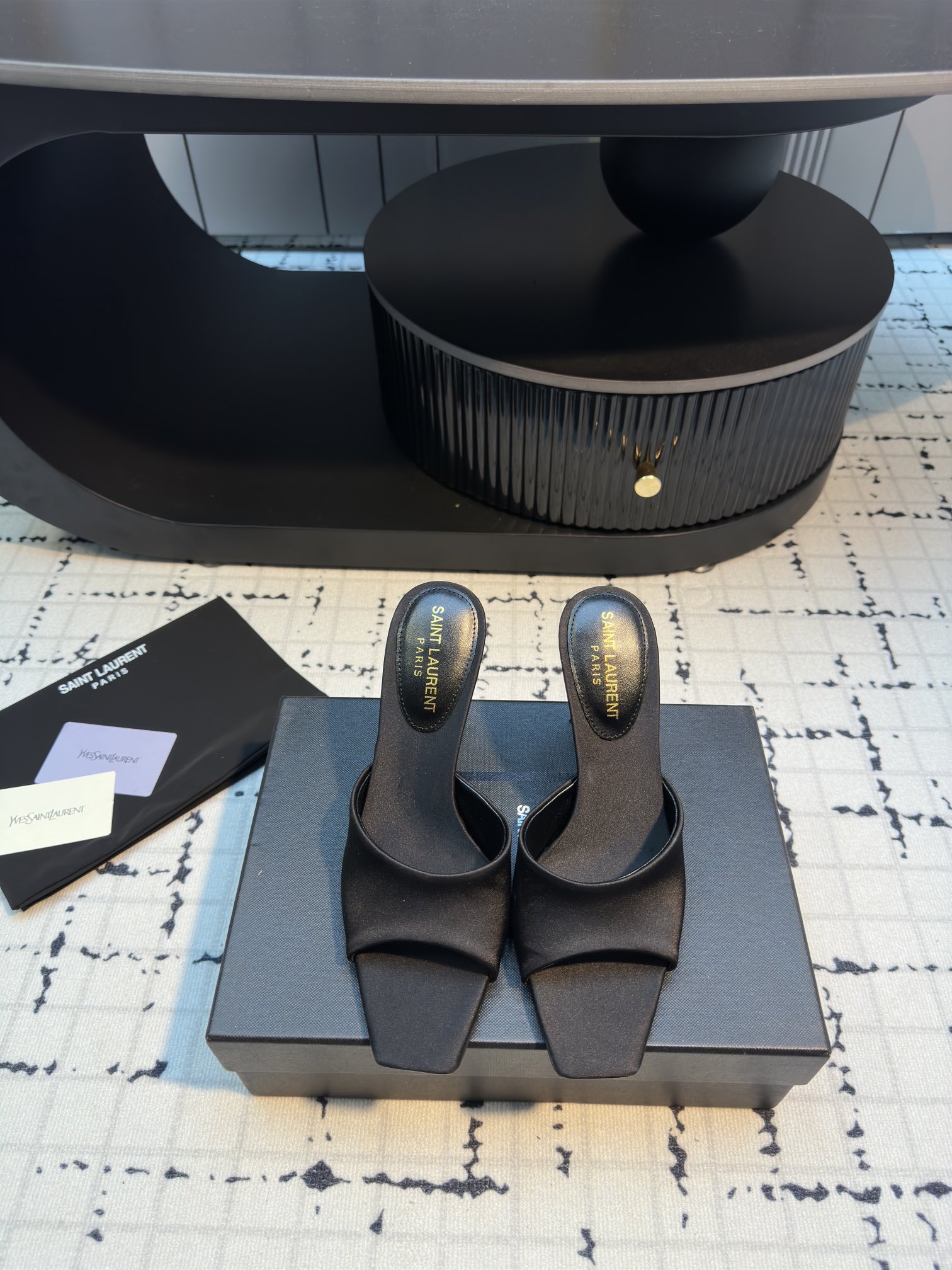 NO:243622,SAINT LAURENT Saint Laurent 2025 spring and summer new satin sandals It’s hard not to love this one... I really like fried chicken!  Almond toe, wrapped stiletto, cross-lace on the front, sisters who know the goods can compare, upper, satin silk, footbed, sheepskin, Italian leather outsole, size 35/40 (40 custom made, no return or replacement), sandals, saint laurent, saint laurent, sandals, sheepskin, real silk, silk fabric, Leather soles19860909SAINT LAURENT 圣罗兰2025春夏新款绸缎凉鞋 很难不爱这款啊... 真的炒鸡喜欢！ 杏仁鞋头 包裹细高跟设计正面设有交叉系带 懂货的姐妹可以 对比噢 鞋面 绸缎真丝 垫脚 羊皮 意大利真皮大底 码数35/40（40定做不退不换）,凉鞋,saint laurent,saint laurent,sandals,sheepskin,real silk,silk fabric,Leather soles,Women's Shoes