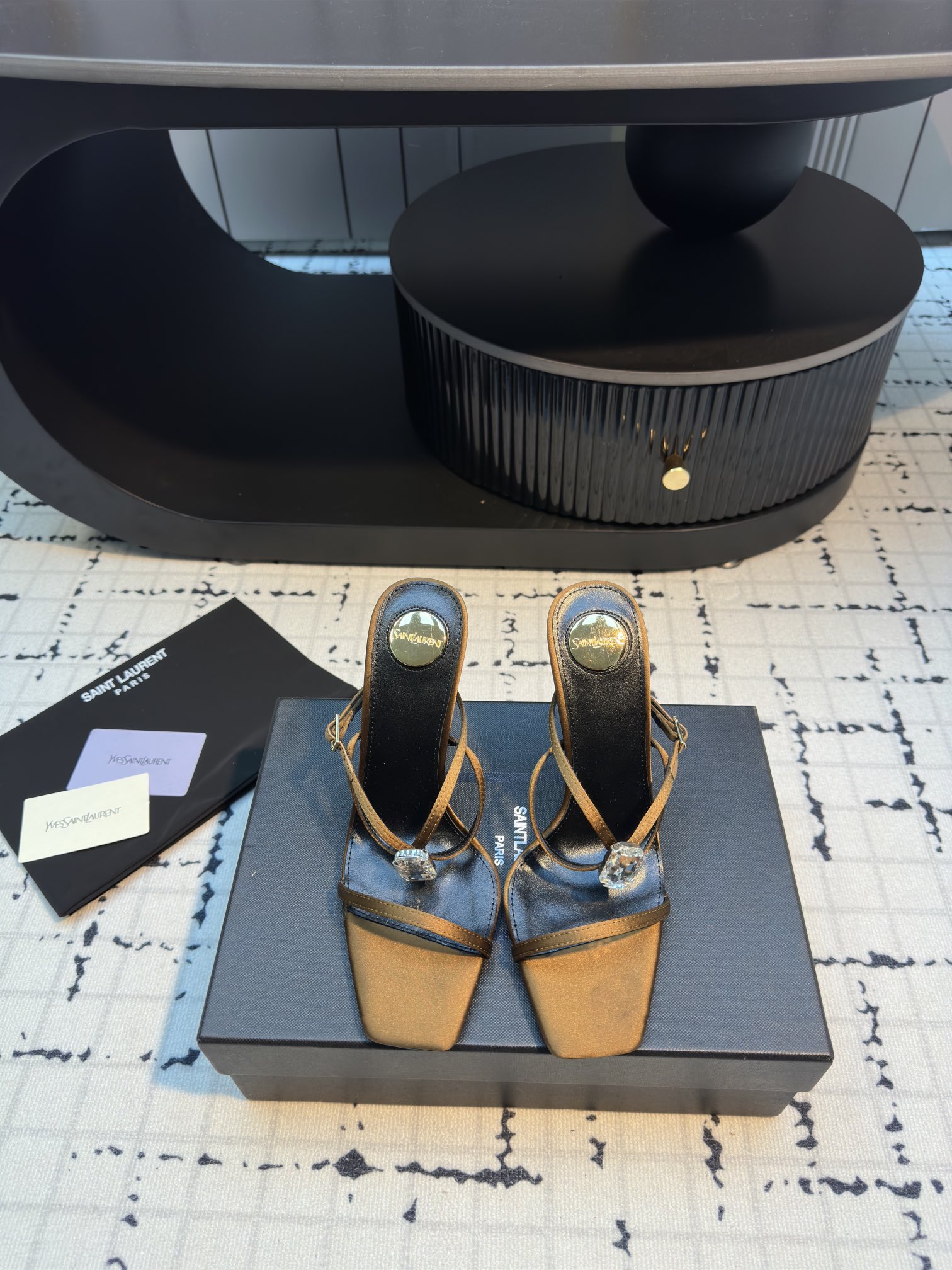 NO:243594,SAINT LAUREN* YSL Yang Shulin's new rhinestone high heels sandals The beautiful beauty of the young lady's high heels elegant and charming and sexy, full of feminineness. The silk super flashing rhinestones on the upper, the inner footbed sheepskin Italian leather outsole Heel height 10cm Size 35/40 (40 custom made without return or replacement), sandals, saint laurent, saint laurent, sandals, high heels, sheepskin, real silk, Leather soles19860909SAINT LAUREN* YSL 杨树林新款水钻高跟凉鞋 小姐姐的美丽尤物高跟鞋 优雅迷人性感 女人味十足 鞋面真丝超闪水钻 内里垫脚羊皮 意大利真皮大底 跟高10cm 码数35/40（40定做不退不换）,凉鞋,saint laurent,saint laurent,sandals,high heels,sheepskin,real silk,Leather soles,Women's Shoes