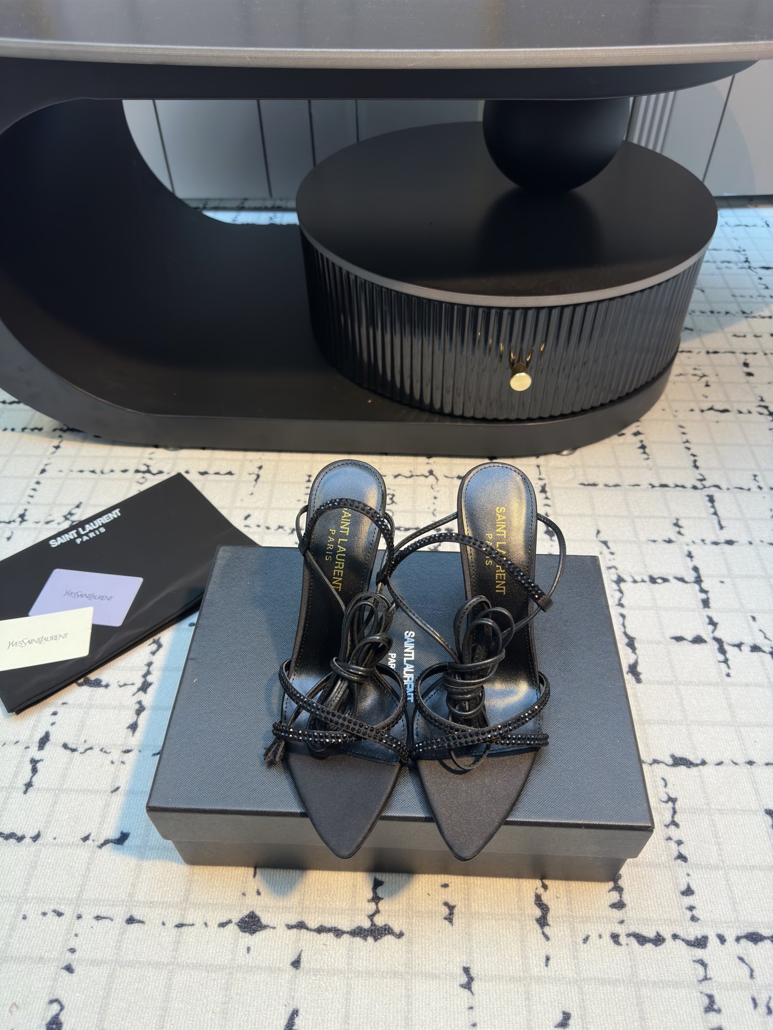 NO:243606,SAINT LAUREN* YSL Yang Shulin's new rhinestone high heel strap sandals The beautiful beauty of the young lady's high heels elegant and charming and sexy, full of feminineness. The silk super flashing rhinestones on the upper, the inner footbed sheepskin Italian leather outsole Heel height 10cm Size 35/40 (40 custom made without return or replacement), sandals, saint laurent, saint laurent, sandals, high heels, sheepskin, real silk, Leather soles19860909SAINT LAUREN* YSL 杨树林新款水钻高跟绑带凉鞋 小姐姐的美丽尤物高跟鞋 优雅迷人性感 女人味十足 鞋面真丝超闪水钻 内里垫脚羊皮 意大利真皮大底 跟高10cm 码数35/40（40定做不退不换）,凉鞋,saint laurent,saint laurent,sandals,high heels,sheepskin,real silk,Leather soles,Women's Shoes
