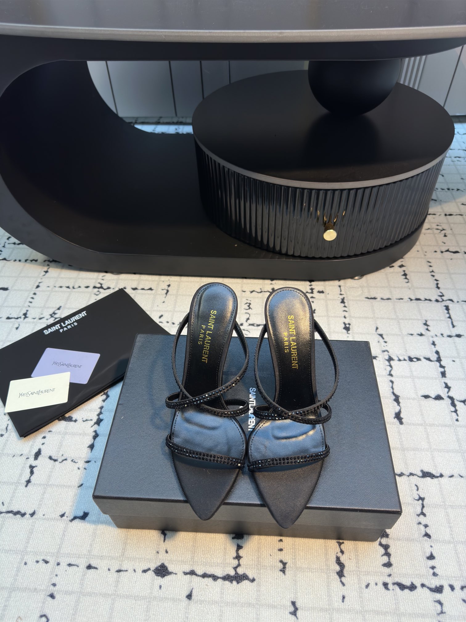 NO:243618,SAINT LAUREN* YSL Yang Shulin's new rhinestone high heel cross sandals The beautiful beauty of the young lady's high heels elegant and charming and sexy, full of feminineness. The silk super flashing rhinestones on the upper, the inner footbed sheepskin Italian leather outsole Heel height 10cm Size 35/40 (40 custom made without return or replacement), sandals, saint laurent, saint laurent, sandals, high heels, sheepskin, real silk, Leather soles19860909SAINT LAUREN* YSL 杨树林新款水钻高跟交叉凉鞋 小姐姐的美丽尤物高跟鞋 优雅迷人性感 女人味十足 鞋面真丝超闪水钻 内里垫脚羊皮 意大利真皮大底 跟高10cm 码数35/40（40定做不退不换）,凉鞋,saint laurent,saint laurent,sandals,high heels,sheepskin,real silk,Leather soles,Women's Shoes