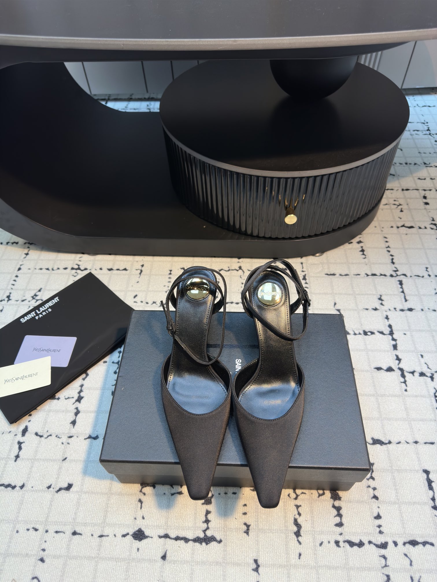 NO:243624,SAINT LAUREN* YSL new style hollow sandals of Yang Shulin, beautiful beauty high heels of the young lady, elegant and charming and sexy, full of feminine, silk upper, inner footbed sheepskin Italian leather outsole Heel height 7.5cm, size 35/40 (40 custom made, no return or replacement), sandals, saint laurent, saint laurent, sandals, high heels, sheepskin, real silk, Leather soles19860909SAINT LAUREN* YSL 杨树林新款后空凉鞋 小姐姐的美丽尤物高跟鞋 优雅迷人性感 女人味十足 鞋面真丝 内里垫脚羊皮 意大利真皮大底 跟高7.5cm 码数35/40（40定做不退不换）,凉鞋,saint laurent,saint laurent,sandals,high heels,sheepskin,real silk,Leather soles,Women's Shoes