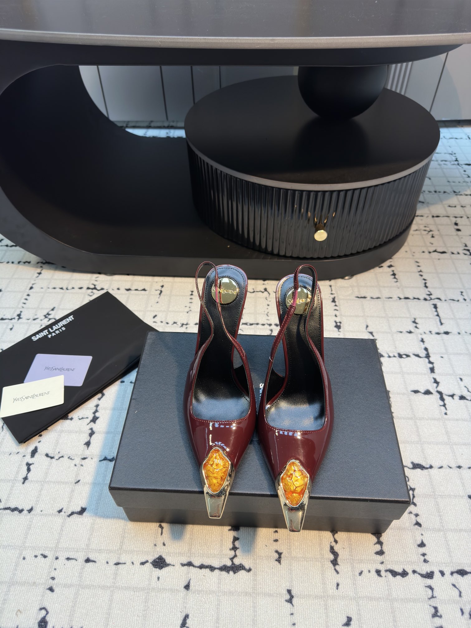 NO:243588,Saint Lauren* 25ss new square-head emerald elegant and atmospheric high heels Ysl catwalk high heels. Various small skirts are matched and they are not picky at all. The transparent flashing diamonds show fantasy under the light. It is really too beautiful. The whiteness makes people look at it!  The delicate crystal chain decoration illuminates the delicate and elegant lines of the ankle, unleashing infinite elegance and explore more selected high heels!  Fabric patent leather, outsole, genuine leather, heel height 10.5cm, size 35/40 (40 custom made, no return or replacement), sandals, saint laurent, saint laurent, saint laurent, saint laurent, sandals, high heels, skirts, Leather soles19860909圣罗兰Saint Lauren* 25ss新品方头绿宝石优雅大气高跟 Ysl走秀款高跟鞋 各种小裙子搭配起来 完全不挑脚型哦 通透的闪钻在光线的照耀下呈现幻彩 真的美的过分 上脚显白的让人上头！细巧水晶链饰点亮脚踝纤雅线条 释放无限优雅魅力 探索更多臻选高跟鞋！ 面料漆皮 大底真皮大底 跟高10.5cm 码数35/40（40定做不退不换）,凉鞋,saint laurent,saint laurent,saint laurent,sandals,high heels,skirts,Leather soles,Women's Shoes