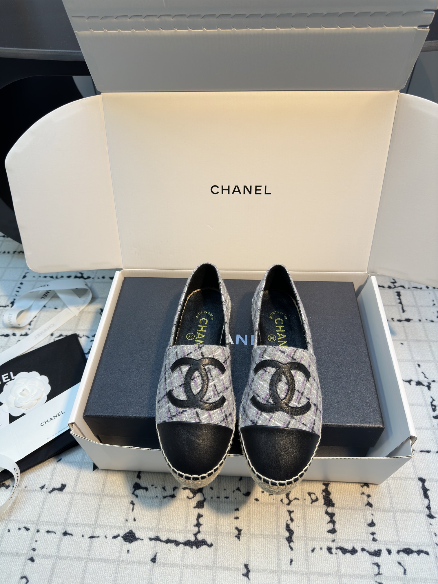 NO:257895,The best lazy shoes in the history of Xiaoxiang Fisherman's shoes!  New colors will be released every year ~ It will never get tired of wearing every year __ It will never be outdated every year ~ Simple, elegant, generous and full of high-end feeling!  To achieve the feeling of the foot, I have worked a lot on the last and made my feet look very thin and white~~ I am very unlucky when commuting and shopping, and I wear whatever I like, without fear of any dress code!  The most important thing is not to scratch your feet!  No pressure to go shopping!  So comfortable that I don't feel like I'm not wearing shoes!  Every color is super attractive!  Invincible beauty!  All seasons of the year!  Suitable for spring, summer, autumn and winter. Customized fabrics. Original imported tweed. Customized inner lining. Original ultra-fine, soft sheepskin lining. Exclusive mold opening and injection molding. Inner A-level imported sheepskin lining, super soft sheep foot pad. Packaging global purchasing box   original packaging (tool bag, webbing, camellia) Size 35/42 (34.40.41.42 custom made without return or exchange) Ordinary version Top version, fisherman's shoes, espadrilles, sheepskin19860909小香渔夫鞋史上最好看的懒人鞋！每年都会出新颜色 ～年年穿不腻__年年永不会过时～简约优雅大方又满满高级感！为达到脚感在楦头上没少下功夫上脚非常显瘦又显白~~通勤逛街都非常不桃场合喜欢怎么穿就怎么穿,无惧任何着装要求！最重要不磨脚！逛街暴走无压力！舒适到感觉没穿鞋一样！每一个颜色都超耐看！无敌美！一年四季！春夏秋冬皆适宜 面料定制原版进口呢子 内里定制原版超细腻,柔软羊皮里 大底独家开模、注塑一体 内里 A级进口 绵羊皮内里、超柔软绵羊垫脚 包装全球代购盒 原版包装（手提袋、织带、山茶花） 码数35/42（34.40.41.42定做不退不换） 普通版本 顶级版本,渔夫鞋,espadrilles,sheepskin,Women's Shoes