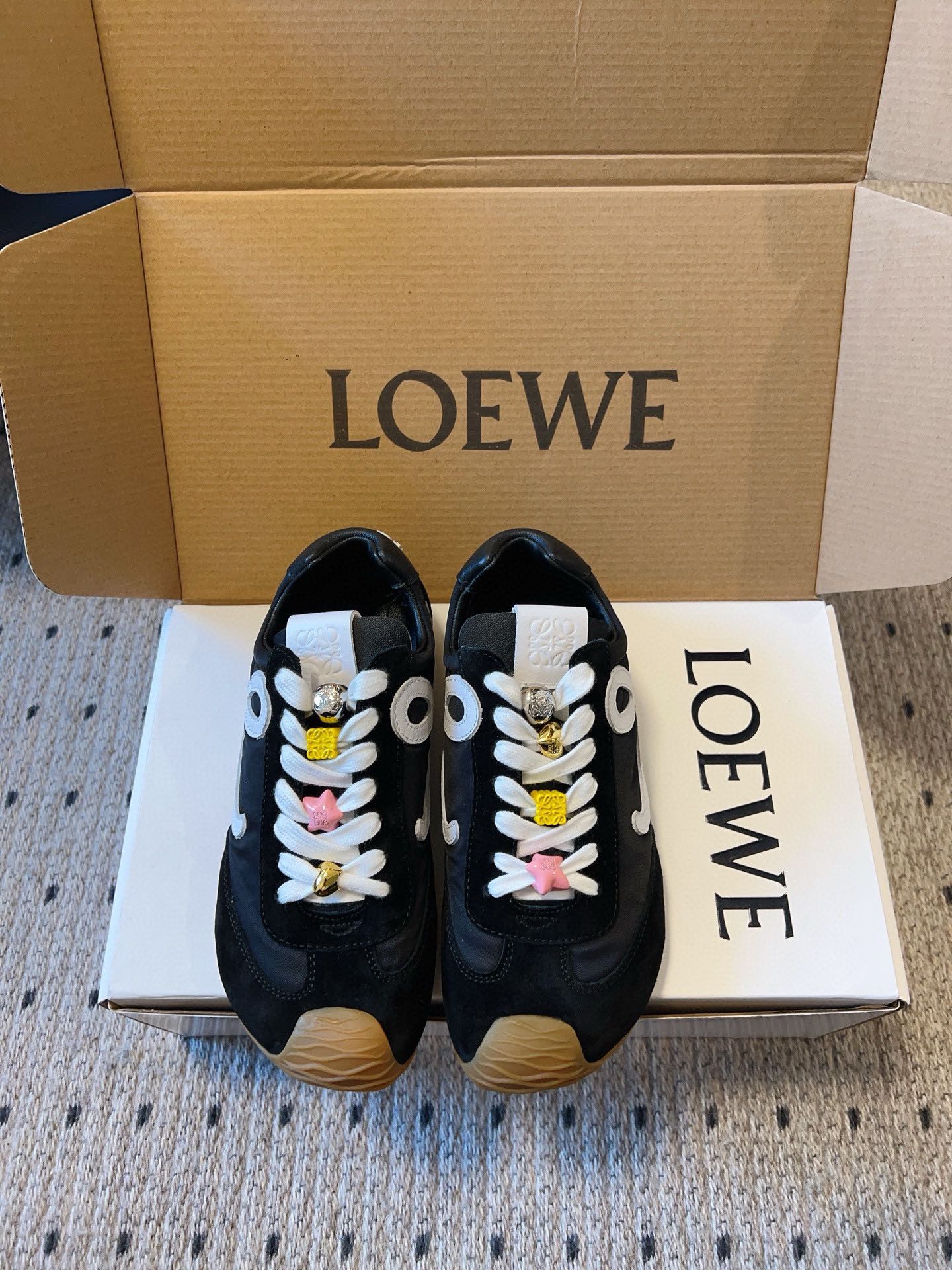 NO:244279,Loewe Paris Fashion Week's new ballettrunner ballet sneakers Forrest Gump shoes classic fall in love with at first glance!  The minimalist style of splicing is really the ultimate!  It's so versatile. You can wear it casually and be very high-end and light, and you can go shopping without any pressure!  It is invincible and comfortable to wear on your feet, light and without weight. I really love it when I go out!  There is a little bit small without hitting the feet** The upper material is made of cowhide leather splicing original fabric, the shoe material is made of sheepskin, the sole is made of wear-resistant rubber combination sole is optional, women's model 35/40 (40 custom made of no return or replacement) No buckle, men's model 39/45 (39.45 custom made of no return or replacement) No buckle, casual shoes/sports shoes, loewe, sneakers, cowhide, sheepskin19860909Loewe 巴黎时装周新balletrunner 芭蕾运动鞋 阿甘鞋 经典一眼就爱上的！拼接的极简风格真的做到极致！实在太百搭,随便穿搭就可以很高级,很轻便,逛街暴走无压力！ 上脚无敌舒适,轻盈无负重感,出街真的爱了！不打脚还有点小** 鞋面材质牛皮拼接原版布料 鞋里材质羊皮 鞋底材质耐磨橡胶组合底可选 女款35/40（40定做不退不换） 无扣 带扣 男款39/45（39.45定做不退不换） 无扣 带扣,休闲鞋/运动鞋,loewe,sneakers,cowhide,sheepskin,Women's Shoes
