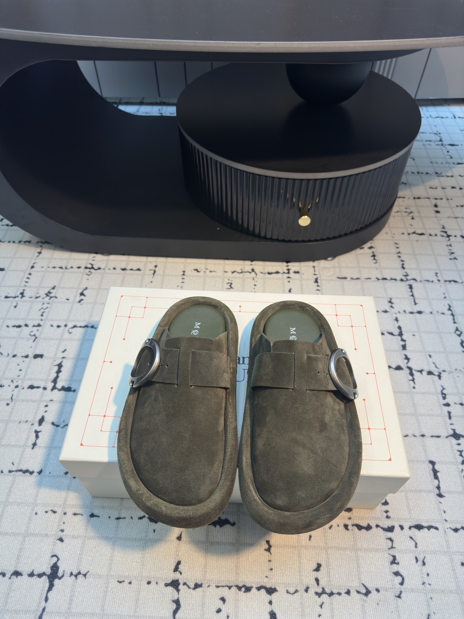 NO:165275,Alexander McQueen 25ss early spring new high-soled thick-soled Boken slippers matched with a neat and youthful design!  Comfortable and versatile, it also has excellent durability!  Combining the perfect balance and elegant style of fashion and comfort, I believe every girl with high heels will be attracted by it. The upper is made of original cowhide, inner footbed cowhide, rubber sole, size 35/40 (40 custom made, no return or replacement), semi-torque, alexander mcqueen, slippers, cowhide19860909Alexander McQueen 麦昆 25ss早春新款增高厚底博肯拖鞋 搭配利落年轻的设计！舒适百搭的同时也具备出色的耐用性！ 融合了时尚与舒适的完美平衡高雅风采相信每个高跟女孩都会为之心动 鞋面采用原版牛皮 内里垫脚牛皮 鞋底橡胶大底 码数35/40（40定做不退不换）,半拖,alexander mcqueen,slippers,cowhide,Women's Shoes