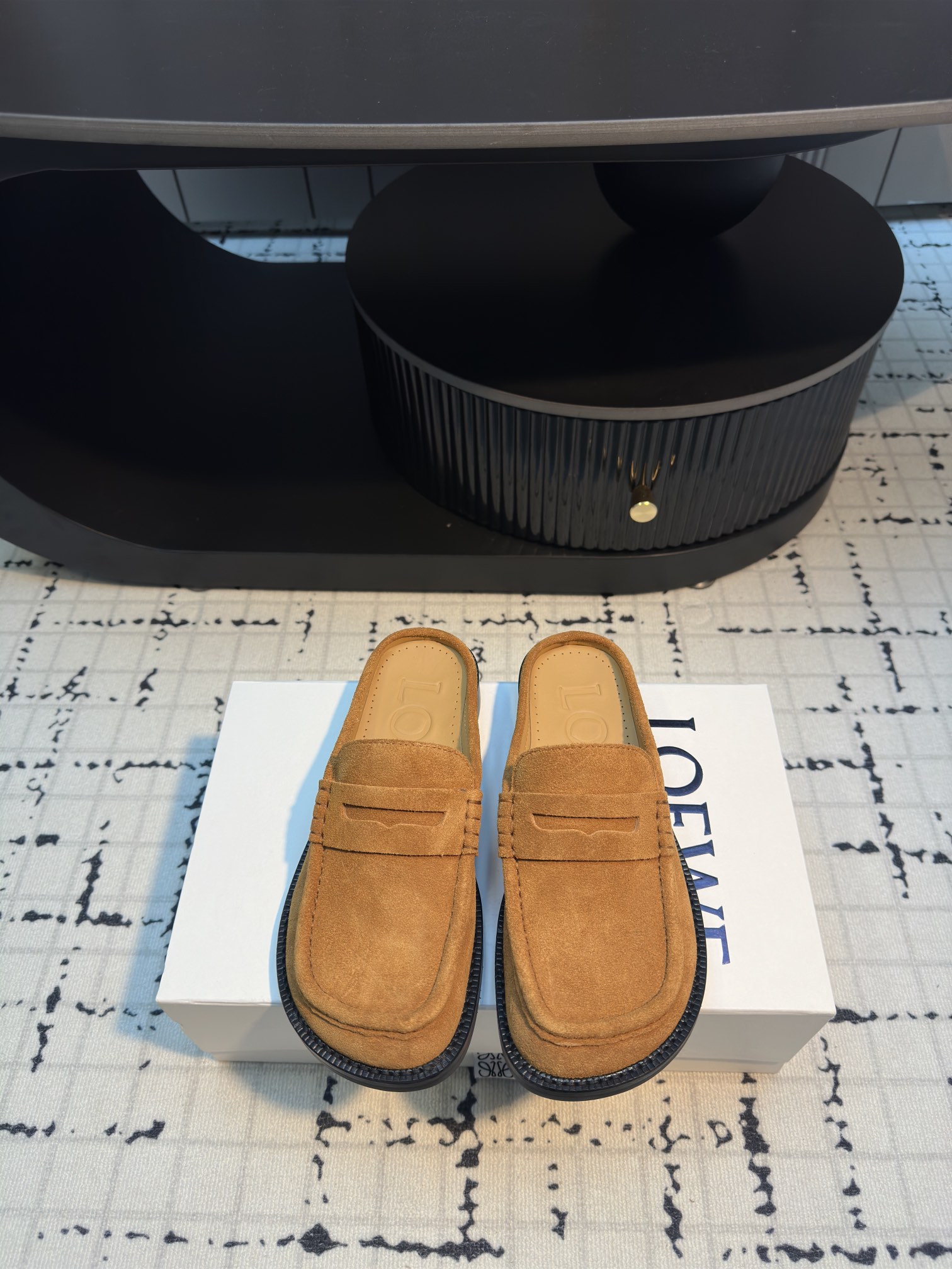 NO:165240,Loewe 25/ Campo early spring semi-slippers From the show Continuing the usual playful color of brand designer Jonathan Anderson, the new Campo Mary Jane Mules are paired with cute and interesting round toe and very retro carved details, with a full sense of design. Fabric imported Niujing Cowhide Inner Cowhide Outsole: Original rubber leather outsole Size 35/40 (40 custom made without return or replacement), semi-drag, loewe, loewe, mary jane, slippers, cowhide, Leather soles19860909罗意威Loewe 25/ Campo早春半拖鞋 来自秀场延续品牌设计师Jonathan Anderson一贯的玩味主义色彩新款Campo玛丽珍穆勒鞋以可爱有趣的圆形鞋头搭配极具复古风的雕花细节,设计感十足 面料进口牛京 牛皮 内里牛皮 大底: 原版橡胶真皮大底 码数35/40（40定做不退不换）,半拖,loewe,loewe,mary jane,slippers,cowhide,Leather soles,Women's Shoes