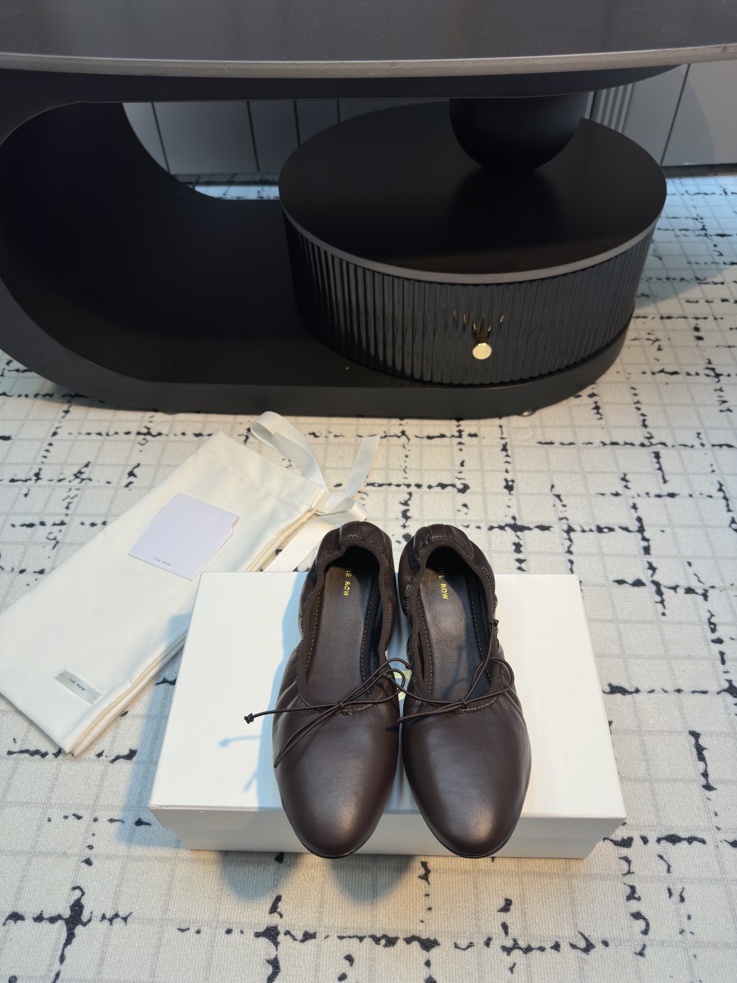 NO:263157,the row 2025 spring and summer new style of bow-shaped ballet single shoes is said to be the most beautiful ballet of the year. Grandma shoes, French elegant temperament, high-end and fashionable, salty or sweet, literary and elegant!  Wearable items in all seasons, buckle design, easy to wear and look good, Fengmo's global classic works, soft and delicate sheepskin fabric makes this ballet immediately unique and very textured. High-quality sheepskin imported fabric, soft sheepskin inner footbed, outsole: Italian leather outsole, size 35/41 (40.41 custom made without return or exchange), ballet shoes, sheepskin, Leather soles19860909the row 2025春夏新款蝴蝶结芭蕾舞单鞋 据说这是本年度最美丽的芭蕾舞 奶奶鞋,法式优雅气质在线、高级又时髦,可盐可甜,文艺又气质！ 四季可穿的单品,挂扣设计,好穿又好看,风魔全球经典著作,柔软细腻羊皮面料让这款芭蕾舞 立马变得与众不同,非常的有质感. 面料进口优质羊皮 内里垫脚柔软羊皮 大底: 意大利真皮大底 码数35/41（40.41定做不退不换）,芭蕾舞鞋,sheepskin,Leather soles,Women's Shoes