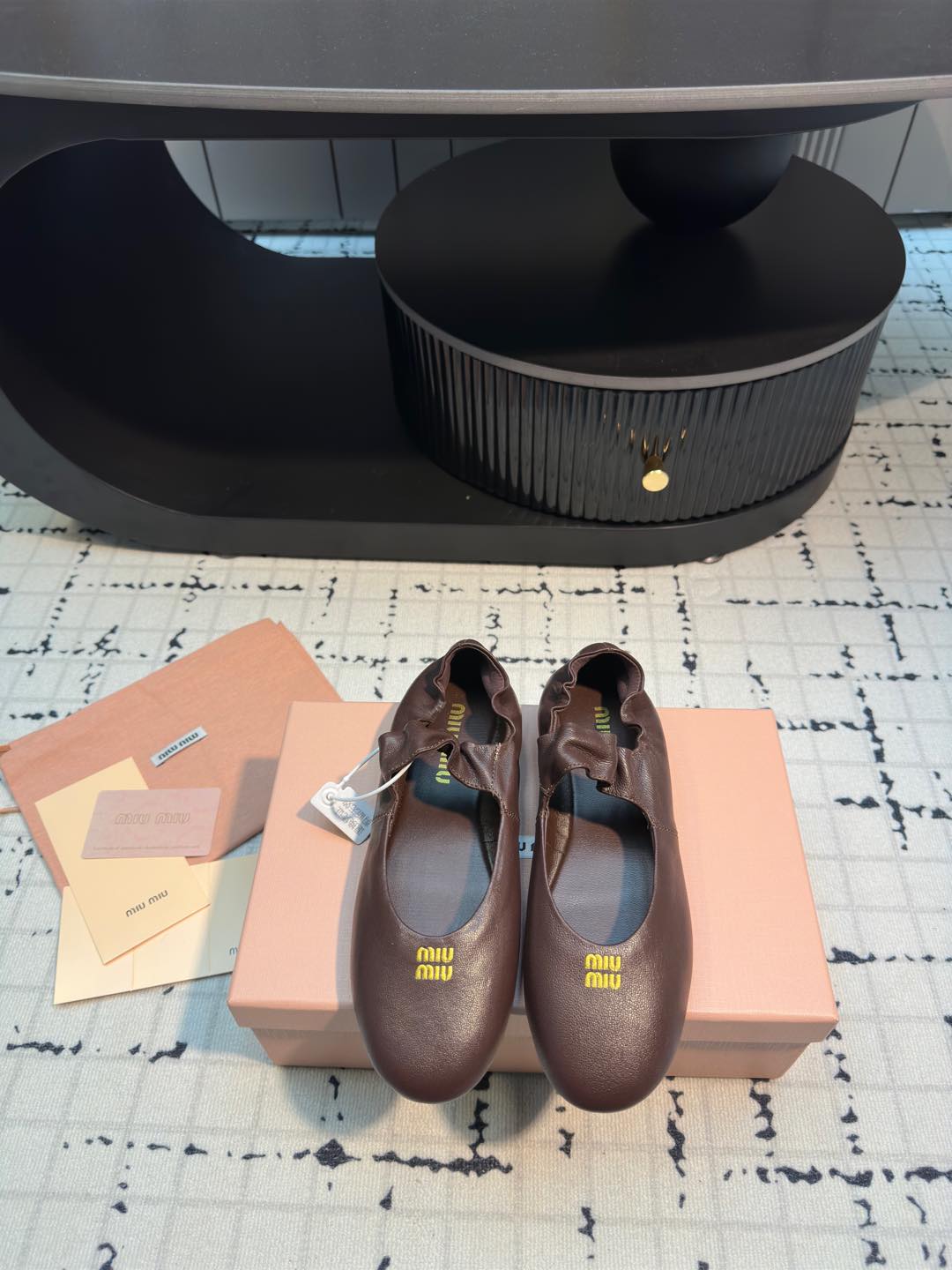 NO:264511,Purchase grade MiuMiu 25ss early spring new model, new style of show-up lazy shoes, Marie Jane ballet shoes, official spring and summer new style, fashionable and versatile, salty and sweet, not grinding at all. Whether worn barefoot or socks, it will reduce age and be super invincible and versatile!  Cowhide upper, inner foot pad sheepskin, original rubber outsole, size 35/40 (40 custom made, no return or replacement), ballet shoes, miumiu, mary jane, cowhide, sheepskin, socks19860909代购级 MiuMiu 缪缪 25ss早春新款 走秀新款一脚蹬懒人鞋玛丽珍芭蕾舞鞋 官方春夏走秀新款,时髦百搭·即可咸又可甜 一点也不磨脚 无论光脚穿还是搭配袜子穿都超级减龄 超级无敌百搭！ 鞋面牛皮 内里垫脚羊皮 鞋底原版橡胶大底 码数35/40（40定做不退不换）,芭蕾舞鞋,miumiu,mary jane,cowhide,sheepskin,socks,Women's Shoes