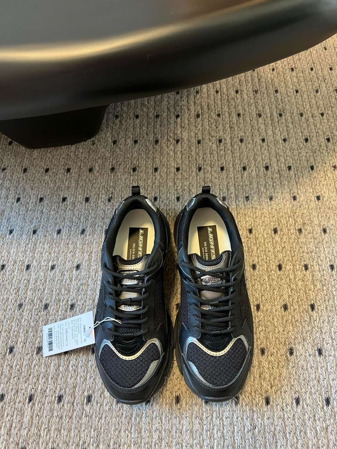 NO:406886,GGDB 25ss Star thick sole sneakers Forty2 series thick sole Old stars Small dirty shoes Casual sports shoes This Fortv2 sneakers show the evergreen charm of the 1990s. The thick low-top silhouette and sporty style design evoke a legendary journey, celebrating the indomitable spirit of the eternal dreamer~ The upper imported toe layer cowhide + grid inner calfskin Outsole 1:1 open mold custom sole Size 35/40 (40 custom made without return or replacement), casual shoes/sneakers, cowhide19860909GGDB 25ss星星厚底运动鞋 Forty2系列厚底 做旧星星 小脏鞋 休闲运动鞋这款Fortv2运动鞋展现了 1990年代的常青魅力厚实的低帮廓形和运动风设计唤起了一段传奇之旅,颂扬永恒梦想家不屈不挠的精神～  鞋面进口头层牛皮+网格 内里小牛皮 大底1:1开模定制大底 码数35/40（40定做不退不换）,休闲鞋/运动鞋,sneakers,cowhide,Women's Shoes