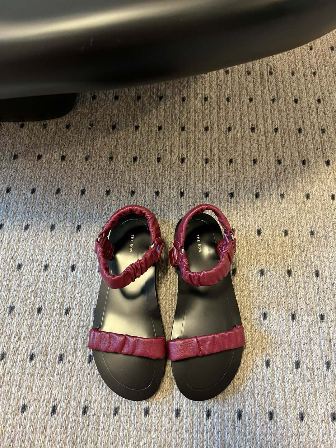 NO:165264,Purchase-Agent Grade the row, minimalist leather versatile flat sandals. The shoes are really the most comfortable style I have ever worn, so soft!  The socks must take it away. It has a high-end and simple feeling, in fact, in addition to being beautiful, its comfort is really easy to wear so hard that it is reluctant to take it off!  Match with jeans, suit pants, skirts are not inconsistent, original fabric cowhide, original sole, size 35/40 (40 custom made, no return or replacement), sandals, sandals, skirts, jeans, business suit, cowhide19860909代购级 the row 真皮极简百搭平底凉鞋 鞋脚真的是史上我穿过最最舒服的款式太柔软啦！磨脚星人一定要收了它 有一丢高级又简约的感觉其实除了好看以外它的舒适度真的是好穿到舍不得脱下来啦！ 搭配牛仔裤 西装裤 半身裙都毫无违和感 面料原版牛皮 鞋底原版鞋底 码数35/40（40定做不退不换）,凉鞋,sandals,skirts,jeans,business suit,cowhide,Women's Shoes