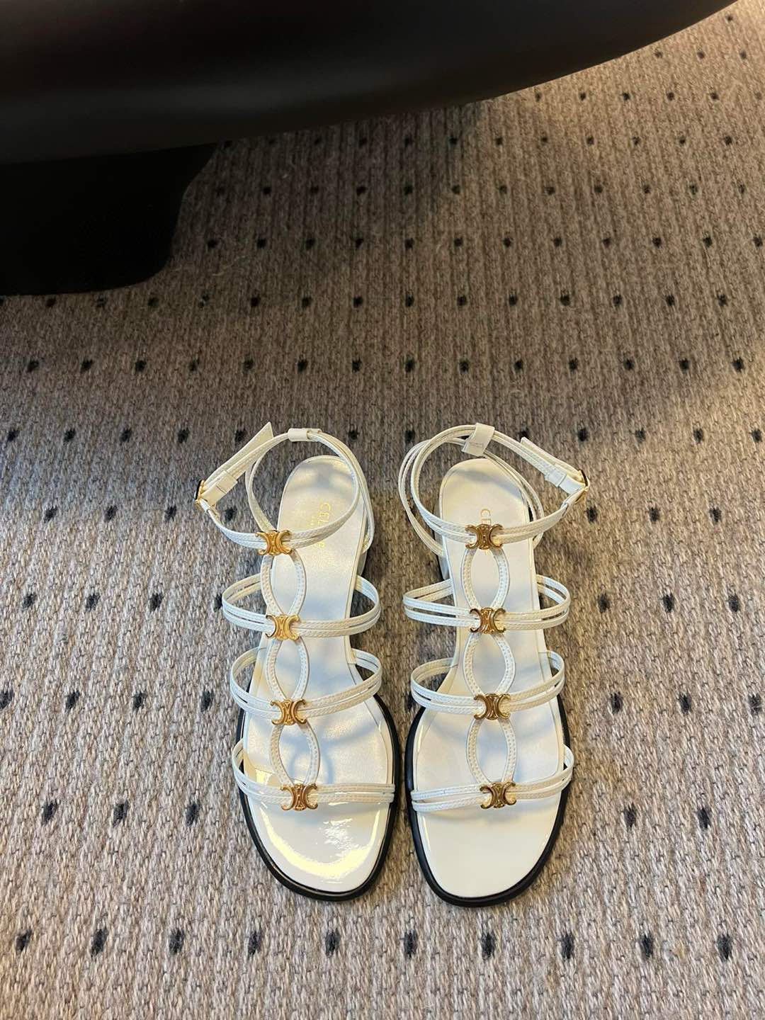 NO:262202,CELIN* woven cowhide leather striped thick heel sandals Arc de Triomphe sandals Selin's full series of classic colors versatile M multiple skirts/pants, internet celebrities wear socks with different colors, and they are super fashionable. The seemingly simple sandals have been debugged and modified for many months. The midsole craftsmanship of the shoe is all genuine. The real thing is more textured than the picture. Original fabric, original ox patent leather, imported cowhide, imported cowhide, imported double-layer genuine leather soles, heel height 4.5cm, size 35/40 (40 custom made, no return or replacement), sandals, celine, celine, sandals, skirts, cowhide, Leather soles, socks19860909CELIN* 编织牛皮革条带粗跟凉鞋 凯旋门微标凉鞋赛琳全系列经典配色 百搭M多裙子/裤子,网红搭配不同颜色袜子穿也超级洋气 看似简单的凉鞋却历经多月M次调试改模,鞋型中底工艺都是正品级别 实物比图片更有质感大气 面料原版胎牛漆皮 内里进口牛皮 鞋底进口双层真皮大底 跟高4.5cm 码数35/40（40定做不退不换）,凉鞋,celine,celine,sandals,skirts,cowhide,Leather soles,socks,Women's Shoes