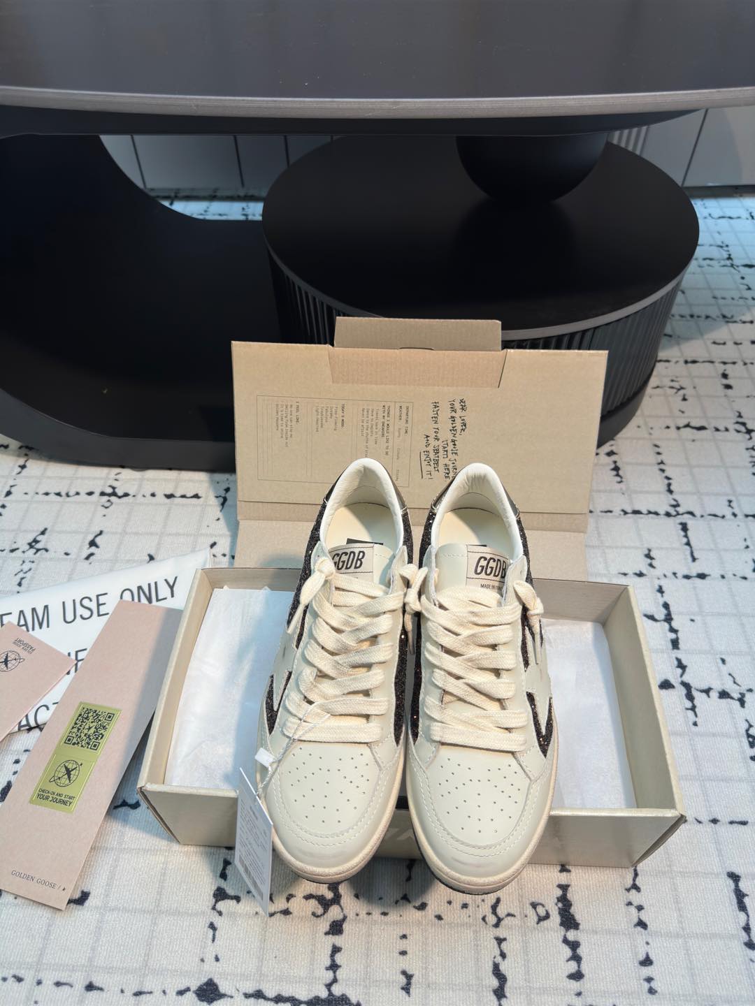 NO:406884,Purchase level, new colors are here, GGDB 25ss Spring and summer new style, casual moral training small dirty shoes series, breaking the traditional aesthetic, small dirty shoes have been used as a demonstration of celebrity private servers, and it is so versatile!  No need to worry about washing shoes anymore. Customized fabric cowhide inner towel inside shoe tongue genuine leather private molded sole, original full set of packaging. Size 35/40 (40 custom made without return or replacement), casual shoes/sports shoes, sneakers, cowhide19860909代购级 新色来了 GGDB 25ss 春夏季新款 休闲德训小脏鞋系列 打破传统审美,小脏鞋做到了明星私服上脚示范 就是这么百搭 ！再也不用担心洗鞋的问题啦 面料定制牛皮 内里 毛巾里 鞋舌内里真皮 私模大底、原版全套包装 码数35/40（40定做不退不换）,休闲鞋/运动鞋,sneakers,cowhide,Women's Shoes