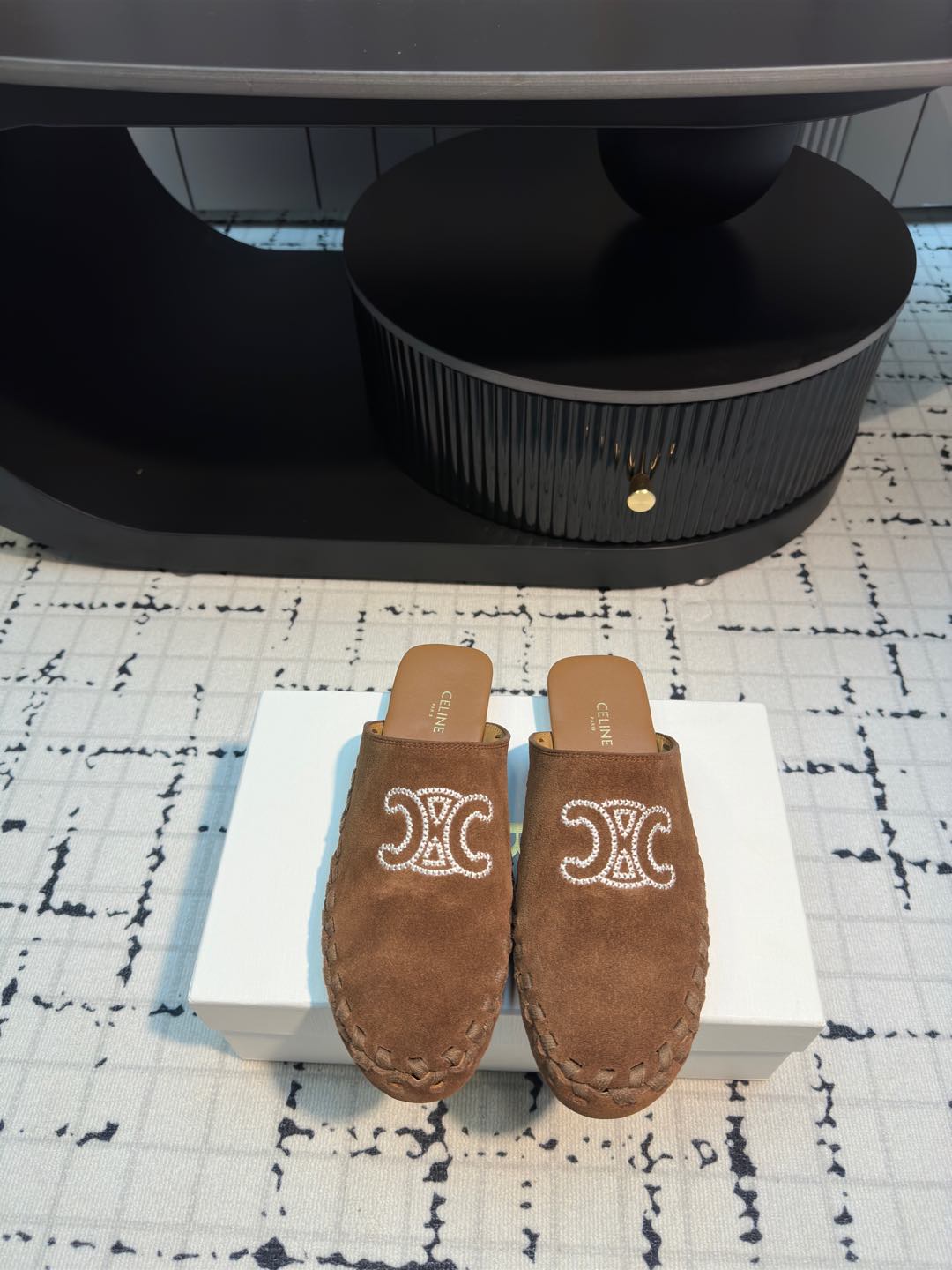 NO:262190,Celine 2025 spring and summer new embroidered letters Baotou flat-soled muller slippers!  This slipper is really beautiful, and the embroidered letter design just makes me excited!  Walking on the street, the rate of turning back is absolutely stunning!  Moreover, its color is super versatile, and it is pressure-free when paired with jeans and skirts. It is simply a blessing for lazy people!  35/40 (40 custom made without return or exchange), semi-drag, celine, slippers, skirts, jeans19860909Celine 2025春夏新款刺绣字母包头平底穆勒拖鞋！ 这款拖鞋真的是太美了,光是那个刺绣字母设计就让我心动不已！ 走在街上,回头率绝对爆表！而且它的颜色也超级百搭,搭配牛仔裤、裙子都毫无压力,简直就是懒人福音呀！ 码数35/40（40定做不退不换）,半拖,celine,slippers,skirts,jeans,Women's Shoes