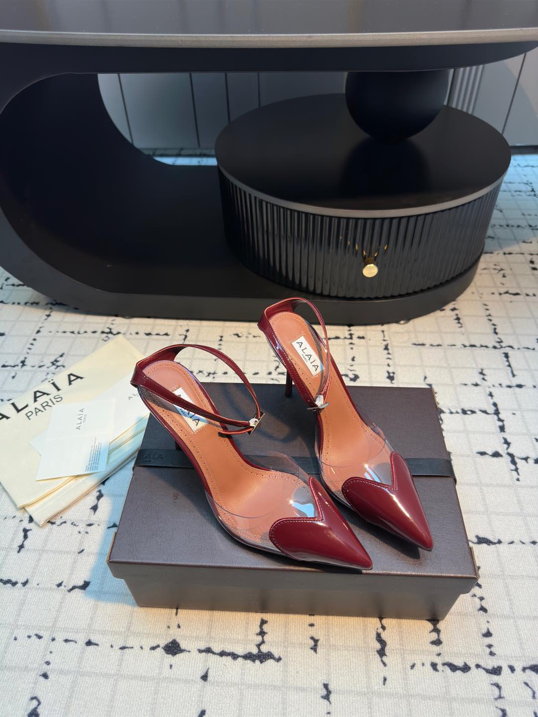 Alaïa High Love Heart Pointed-Toe Slingback Heels - Chic and Elegant 2 i1736421356301 6676 0 1