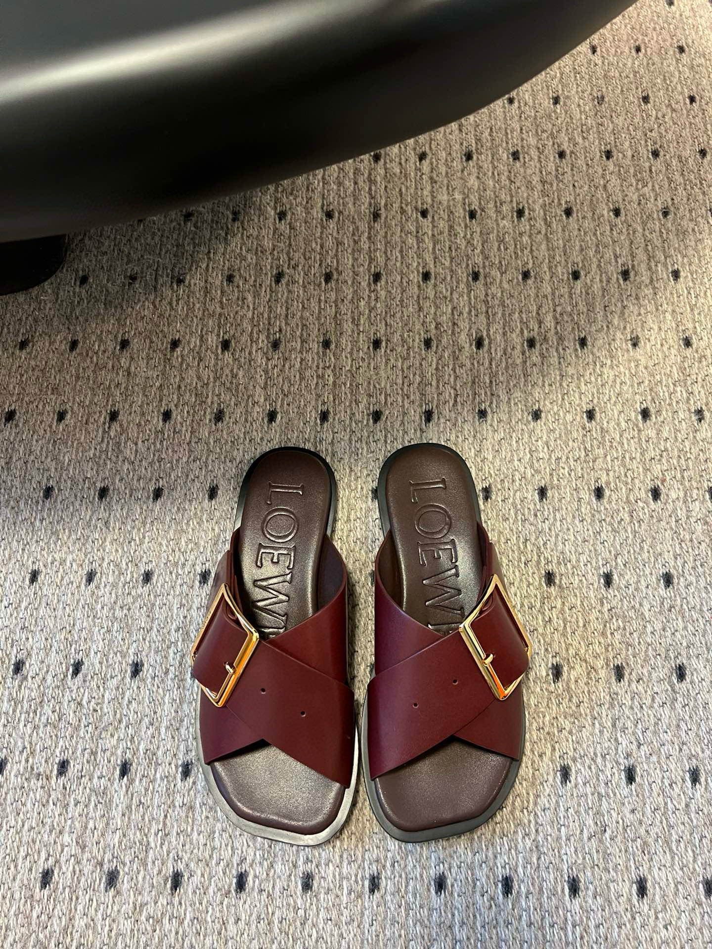 NO:165269,Loew* 25s latest model Early Spring Series Cross-length flat-slippers Favorite of slippers!  loewe25 new Apple-head cross braided flat slippers!  This one looks really nice on the feet, whether it is worn alone or with socks!  The combination of red and gold or black gold is very attractive!  Fixture layering!  Sheepskin inner!  Soft and comfortable!  Material sheepskin, outsole, imported from Italy, size 35/40 (40 custom made, no return or replacement), slippers, loewe, slippers, sheepskin, Leather soles, socks19860909Loew* 25s最新款 早春系列 交叉带平底拖鞋 拖鞋控的最爱！loewe25新款苹果头交叉编织带平底拖鞋！这款上脚真的超级好看,无论是单穿还是搭配袜子穿！红色与金色的搭配或者是黑金的搭配都非常的耐看！垫脚分层！羊皮内里！柔软舒适！ 材质羊皮 大底意大利进口真皮大底 码数35/40（40定做不退不换）,拖鞋,loewe,slippers,sheepskin,Leather soles,socks,Women's Shoes