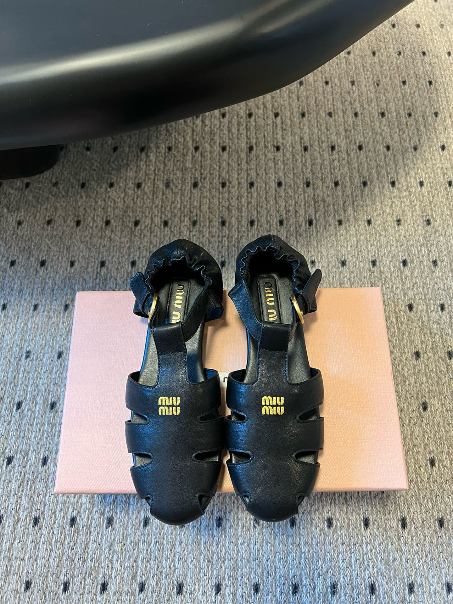 NO:264503,Purchase grade MiuMiu 25ss early spring new style, new Roman shoes, Marie Jane ballet shoes, official spring and summer new style, fashionable and versatile, salty and sweet, not grinding at all. Whether worn barefoot or socks, it will reduce age and be super invincible and versatile!  Cowhide upper, inner foot pad sheepskin, original rubber outsole, size 35/40 (40 custom made, no return or replacement), sandals, miumiu, sandals, mary jane, cowhide, sheepskin, socks19860909代购级 MiuMiu 缪缪 25ss早春新款 走秀新款罗马鞋玛丽珍芭蕾舞鞋 官方春夏走秀新款,时髦百搭·即可咸又可甜 一点也不磨脚 无论光脚穿还是搭配袜子穿都超级减龄 超级无敌百搭！ 鞋面牛皮 内里垫脚羊皮 鞋底原版橡胶大底 码数35/40（40定做不退不换）,凉鞋,miumiu,sandals,mary jane,cowhide,sheepskin,socks,Women's Shoes