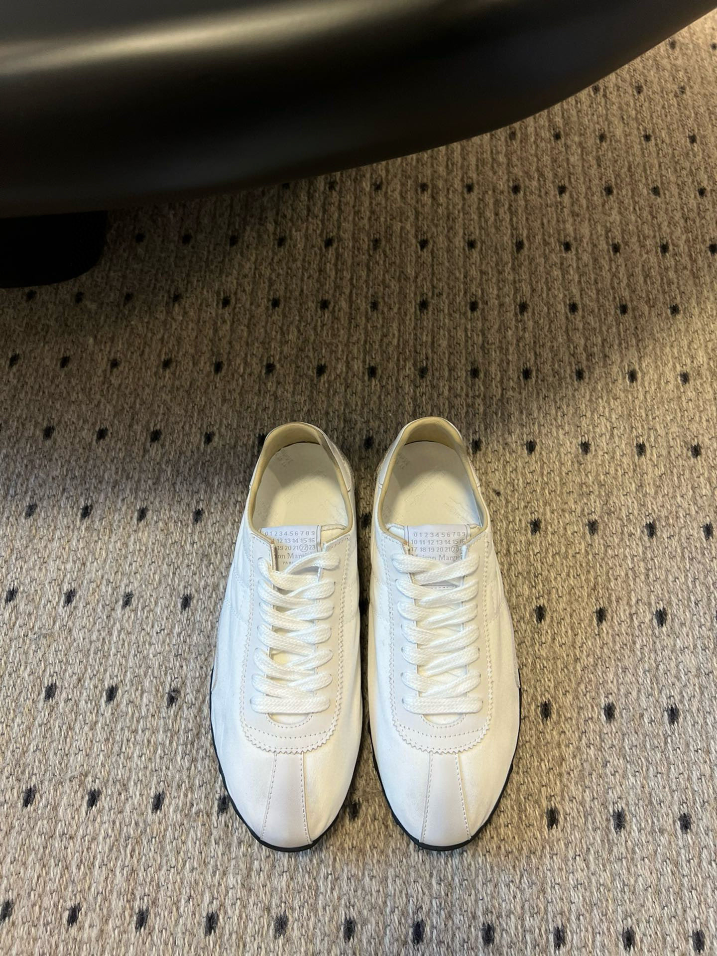 NO:265400,Purchase level MaisonMargiel* MM6 German training casual shoes The genius designer brand, a light luxury brand is very versatile and comfortable to the feet. This German training shoes continue the classic T-shaped genuine leather splicing design. After many careful improvements by the design team, it is just to let you experience the most original military flavor. The soft and delicate characteristics of the top layer cowhide and the texture of cow leather make it have super high softness and comfort, while maintaining good breathability and comfort and texture parallel, so as to easily control any combination of all seasons. Fabric matte cowhide inner sheepskin Women's 35/40 (40 custom-made no return or replacement) Men's 40/45 (45 custom-made no return or replacement), casual shoes/sports shoes, masion margiela, sneakers, cowhide, sheepskin19860909代购级别 MaisonMargiel* MM6德训休闲鞋 鬼才设计师品牌,一个轻奢品牌上脚很百搭哦,也很随脚舒适,这一款德国训练鞋延续了经典的T形真皮拼接设计,经过设计团队多次的精心改良,只为让您体验最原始的军旅味道,头层牛皮柔软细腻的特点与牛反绒牛皮的质感相结合使其既有超高的柔软舒适度,又同时保持不错的透气性能舒适与质感并行,轻松驾驭四季穿着任何搭配. 面料磨砂牛皮 内里羊皮 女款35/40（40定做不退不换） 男款40/45（45定做不退不换）,休闲鞋/运动鞋,masion margiela,sneakers,cowhide,sheepskin,Women's Shoes