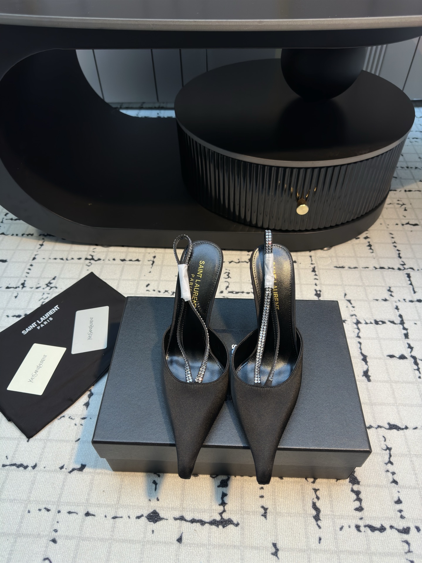 NO:243631,SAINT LAUREN* YSL Yang Shulin's new rhinestone pointed high heels, the beautiful beauty high heels of the young lady, elegant, charming and sexy, full of femininity!  Upper imported A-grade rhinestones, inner footbed sheepskin Italian leather outsole Heel height 10cm Size 35/40 (40 custom made without return or replacement), sandals, saint laurent, saint laurent, sandals, high heels, sheepskin, real silk, Leather soles19860909SAINT LAUREN* YSL 杨树林新款水钻尖头高跟鞋 小姐姐的美丽尤物高跟鞋 优雅迷人性感 女人味十足！ 鞋面真丝进口A级水钻 内里垫脚羊皮 意大利真皮大底 跟高10cm 尺码35/40（40定做不退不换）,凉鞋,saint laurent,saint laurent,sandals,high heels,sheepskin,real silk,Leather soles,Women's Shoes