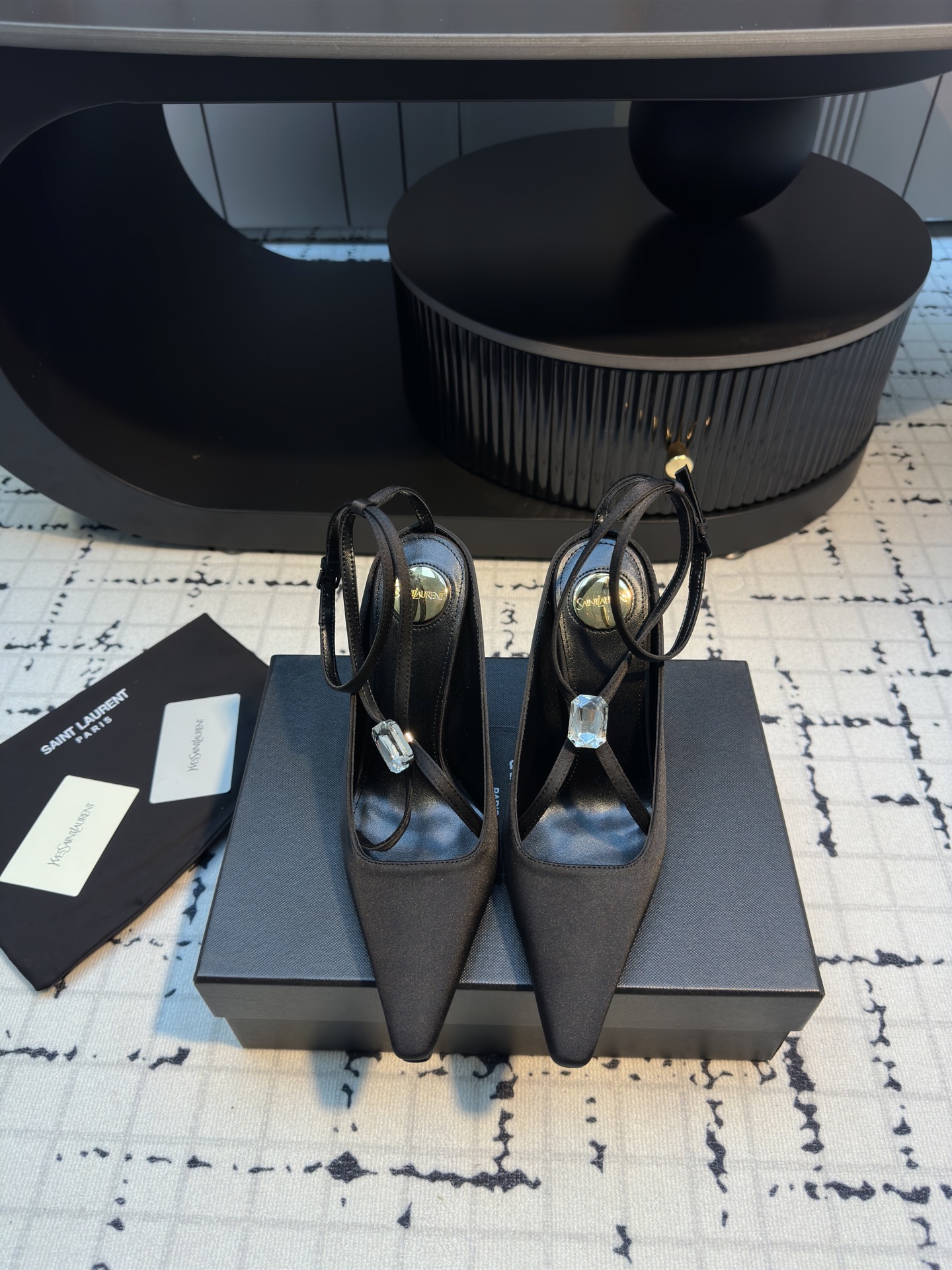 NO:243641,SAINT LAUREN* YSL Yang Shulin's new rhinestone high heel sandals, the beautiful beauty high heels of the young lady, elegant, charming and sexy, full of femininity!  Upper cowhide/silk super flashing rhinestone inner foot pad sheepskin Italian leather outsole Heel height 10cm Size 35/40 (40 custom made without return or replacement), sandals, saint laurent, saint laurent, sandals, high heels, cowhide, sheepskin, real silk, Leather soles19860909SAINT LAUREN* YSL 杨树林新款水钻高跟凉鞋 小姐姐的美丽尤物高跟鞋 优雅迷人性感 女人味十足！ 鞋面牛皮/真丝超闪水钻 内里垫脚羊皮 意大利真皮大底 跟高10cm 尺码35/40（40定做不退不换）,凉鞋,saint laurent,saint laurent,sandals,high heels,cowhide,sheepskin,real silk,Leather soles,Women's Shoes