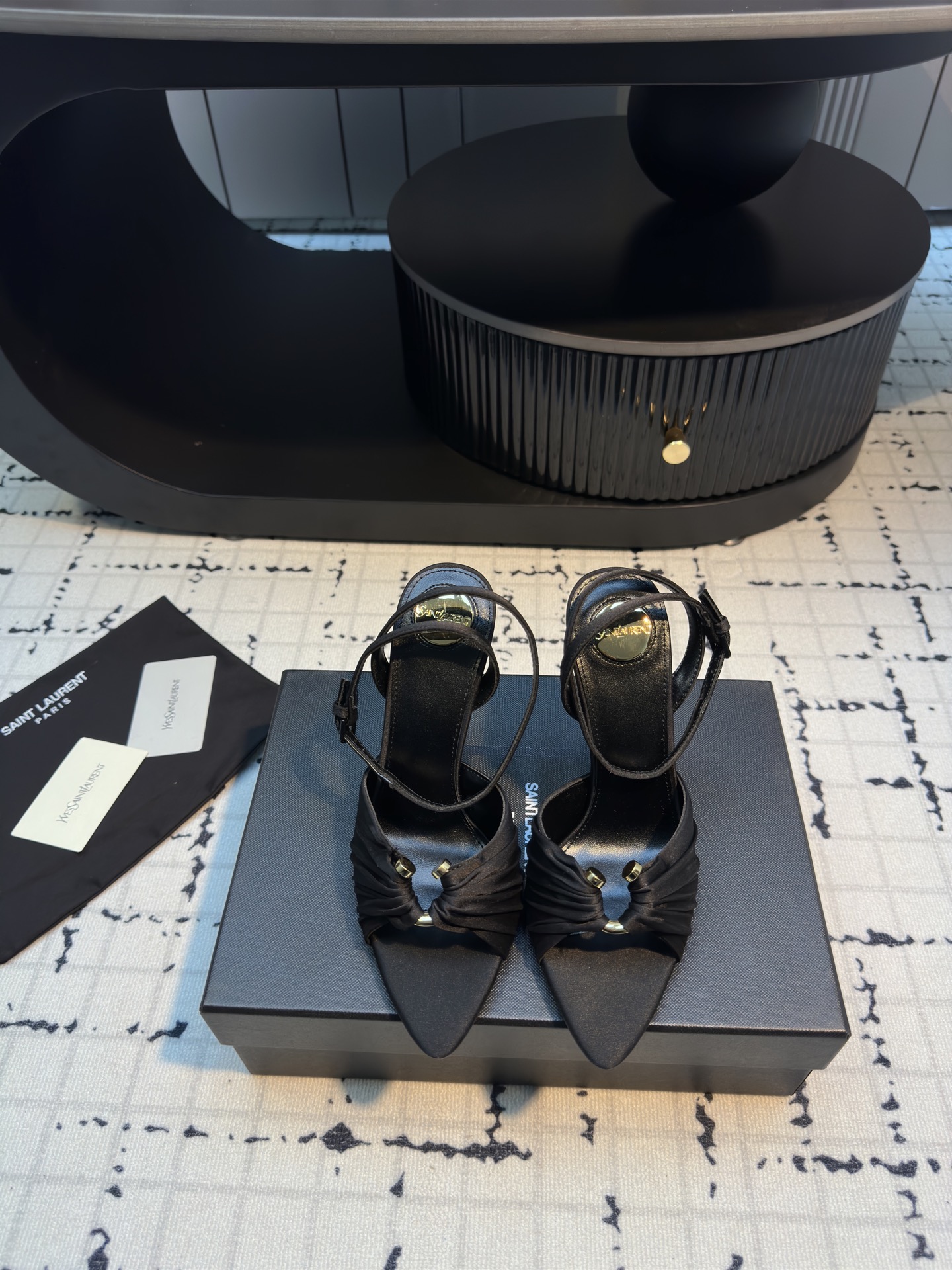 NO:243651,SAINT LAUREN* YSL Yang Shulin's new silk high heel sandals, the beautiful beauty high heels of the young lady, elegant, charming and sexy, full of femininity!  Silk upper original mold opening hardware, inner foot pad sheepskin Italian leather outsole Heel height 10cm Size 35/40 (40 custom made without return or replacement), sandals, saint laurent, saint laurent, sandals, high heels, sheepskin, real silk, Leather soles19860909SAINT LAUREN* YSL 杨树林新款真丝高跟凉鞋 小姐姐的美丽尤物高跟鞋 优雅迷人性感 女人味十足！ 鞋面真丝原版开模五金 内里垫脚羊皮 意大利真皮大底 跟高10cm 尺码35/40（40定做不退不换）,凉鞋,saint laurent,saint laurent,sandals,high heels,sheepskin,real silk,Leather soles,Women's Shoes