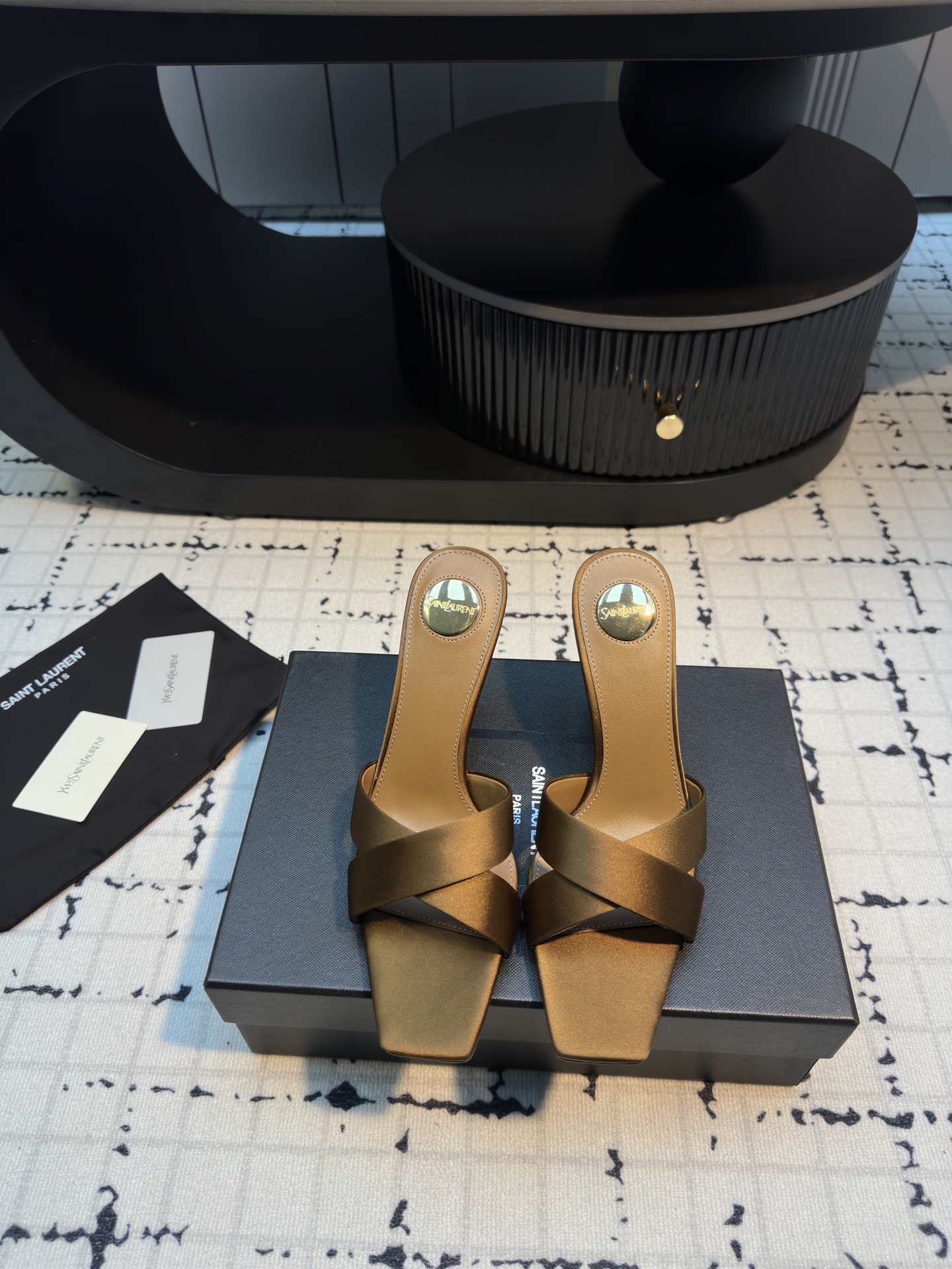 NO:243655,SAINT LAUREN* YSL Yang Shulin's new letter heels high heels, the beautiful beauty high heels of the young lady, elegant, charming and sexy, full of femininity!  Silk upper inner foot pad sheepskin Italian leather outsole Heel height 9cm Size 35/40 (40 custom made without return or replacement), sandals, saint laurent, saint laurent, sandals, high heels, sheepskin, real silk, Leather soles19860909SAINT LAUREN* YSL 杨树林新款字母跟高跟鞋 小姐姐的美丽尤物高跟鞋 优雅迷人性感 女人味十足！ 鞋面真丝 内里垫脚羊皮 意大利真皮大底 跟高9cm 尺码35/40（40定做不退不换）,凉鞋,saint laurent,saint laurent,sandals,high heels,sheepskin,real silk,Leather soles,Women's Shoes