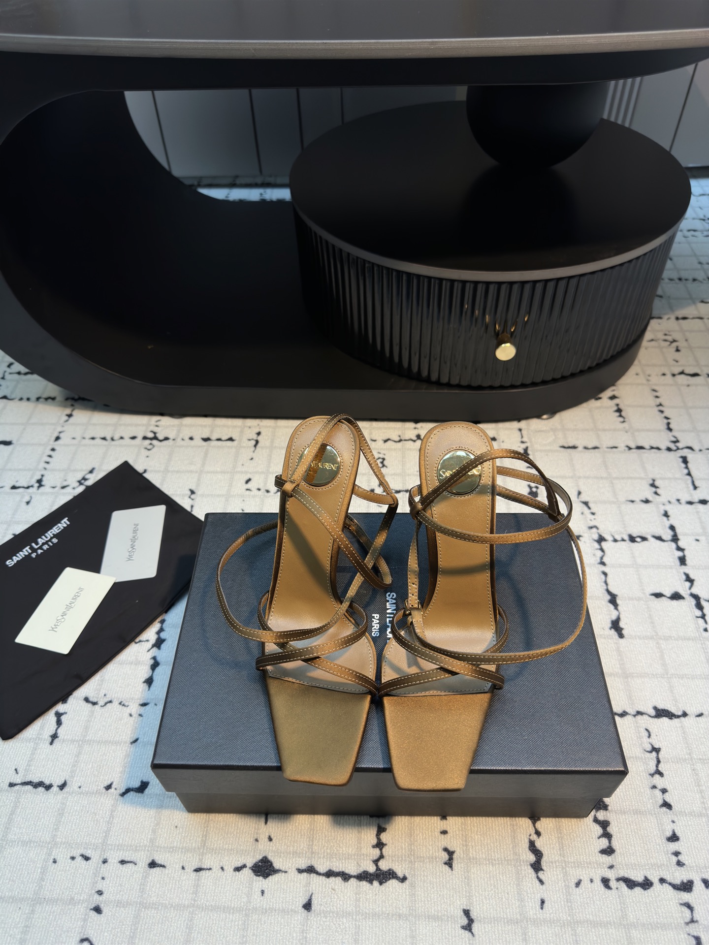 NO:243629,SAINT LAUREN* YSL Yang Shulin's new letter heels high heels sandals The beautiful beauty of the young lady's high heels elegant and charming and sexy, full of feminineness, silk upper, inner foot pad sheepskin original open-model letter heels Italian leather outsole heels 9cm size 35/40 (40 custom made without return or replacement), sandals, saint laurent, saint laurent, sandals, high heels, sheepskin, real silk, Leather soles19860909SAINT LAUREN* YSL 杨树林新款字母跟高跟凉鞋 小姐姐的美丽尤物高跟鞋 优雅迷人性感 女人味十足 鞋面真丝 内里垫脚羊皮 原版开模字母鞋跟 意大利真皮大底 跟高9cm 尺码35/40（40定做不退不换）,凉鞋,saint laurent,saint laurent,sandals,high heels,sheepskin,real silk,Leather soles,Women's Shoes