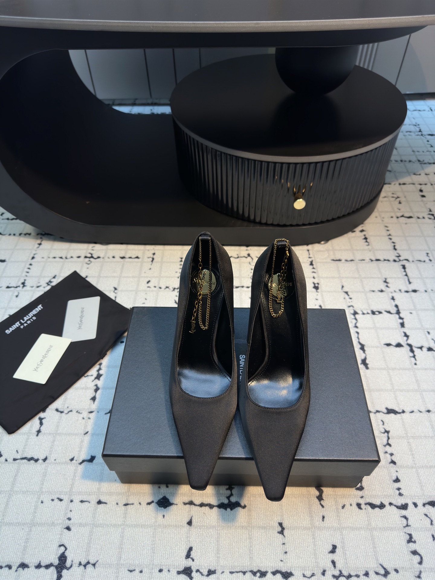 NO:243634,SAINT LAUREN* YSL Yang Shulin's new chain high heels single shoes, beautiful beauty high heels, elegant, charming and sexy, full of femininity!  Upper silk   original mold opening hardware chain inner foot pad sheepskin Italian leather outsole Heel height 10cm Size 35/40 (40 custom made without return or replacement), sandals, saint laurent, saint laurent, sandals, high heels, sheepskin, real silk, Leather soles19860909SAINT LAUREN* YSL 杨树林新款链条高跟单鞋小姐姐的美丽尤物高跟鞋 优雅迷人性感 女人味十足！ 鞋面真丝 原版开模五金链条 内里垫脚羊皮 意大利真皮大底 跟高10cm 尺码35/40（40定做不退不换）,凉鞋,saint laurent,saint laurent,sandals,high heels,sheepskin,real silk,Leather soles,Women's Shoes