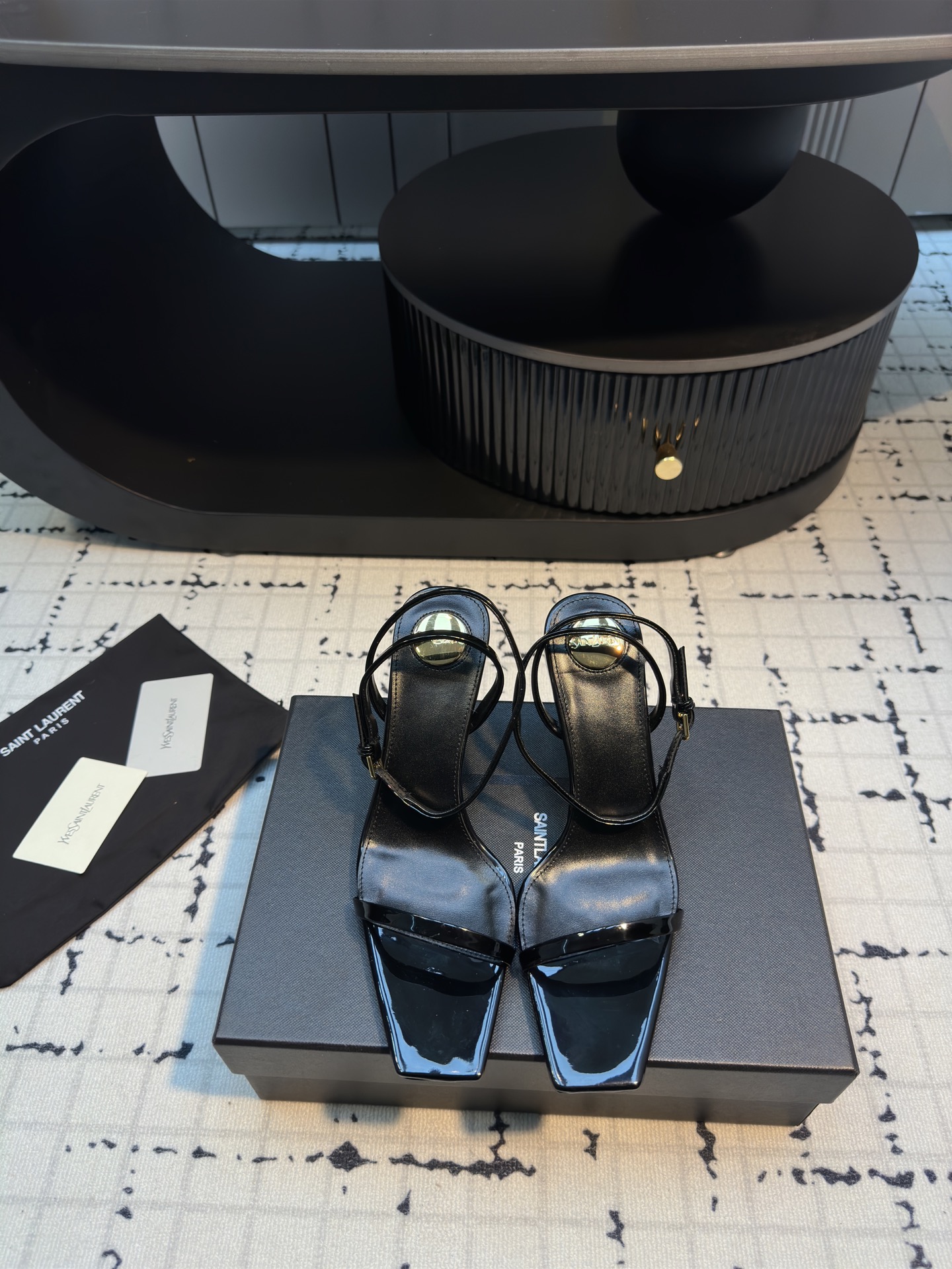 NO:243639,SAINT LAUREN* YSL Yang Shulin's new small gold bar high heel sandals. The mid-heel design is more stable and wearable. The beautiful beauty of the young lady's high heels are elegant, charming and sexy, and full of femininity!  Cowhide upper, inner footbed sheepskin Italian leather outsole Heel height 7.5cm Size 35/40 (40 custom made without return or replacement), sandals, saint laurent, saint laurent, sandals, high heels, cowhide, sheepskin, Leather soles19860909SAINT LAUREN* YSL 杨树林新款小金条高跟凉鞋 中跟设计更稳更好穿 小姐姐的美丽尤物高跟鞋 优雅迷人性感 女人味十足！ 鞋面牛皮 内里垫脚羊皮 意大利真皮大底 跟高7.5cm 尺码35/40（40定做不退不换）,凉鞋,saint laurent,saint laurent,sandals,high heels,cowhide,sheepskin,Leather soles,Women's Shoes