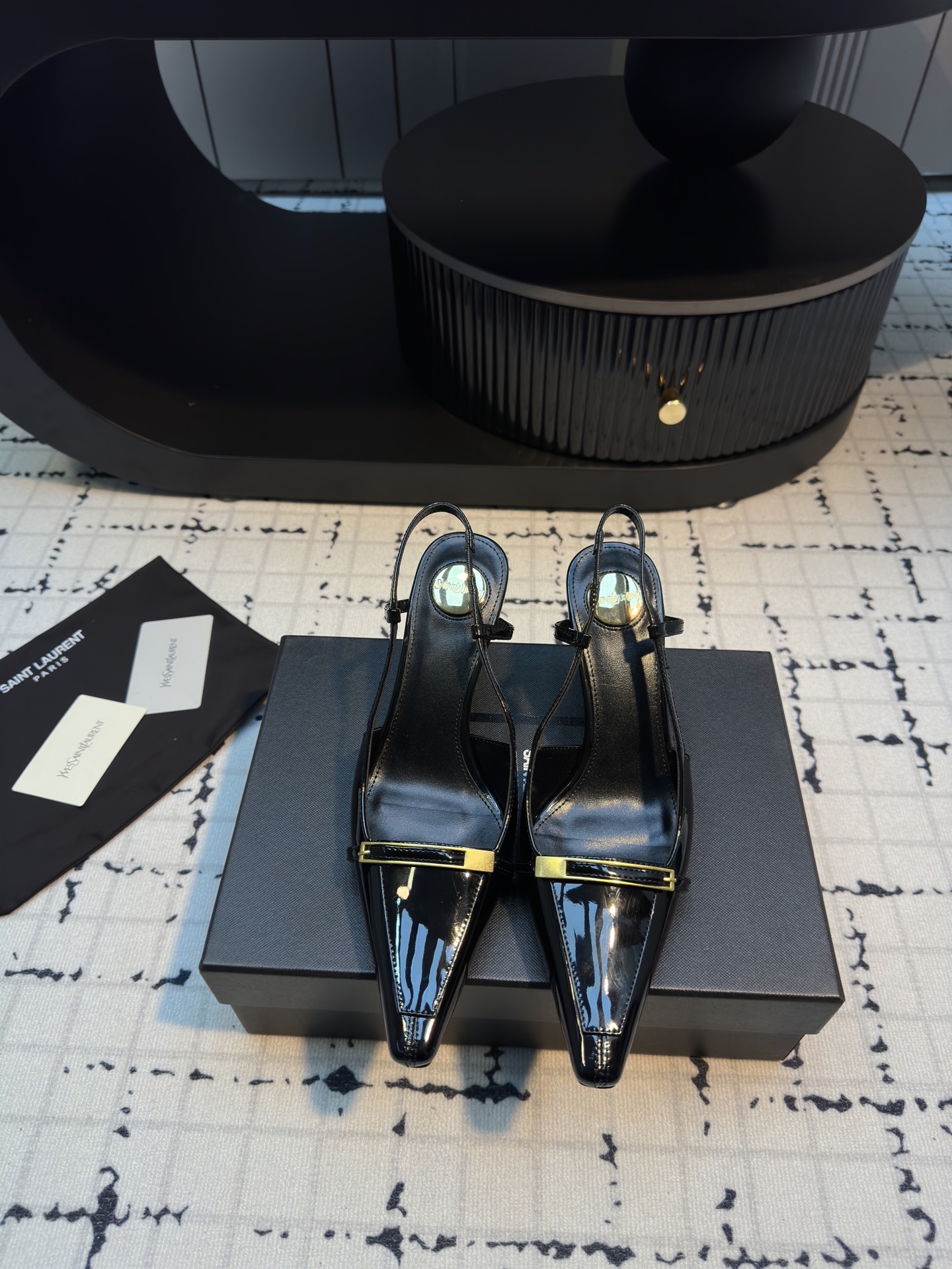 NO:243643,Saint laurent 25ss ysl metal high heels. It's very stable on the feet, super heels, so feel free to enter!  The heel is customized with a re-open mold, with an exclusive heel, and the height is the same as the original product, and the various versions are incorrect!  High-end sexy, ysl is still the best understanding of women. Upper, patent leather, inner sheepskin, heel height 7.5 cm, sole, Italian leather outsole, size 35/40 (40 custom made, no return or replacement), sandals, saint laurent, saint laurent, sandals, high heels, sheepskin, Leather soles19860909saint laurent 25ss ysl金属高跟鞋 上脚特别稳,超跟脚,放心入！鞋跟是重新开模定制的,独家的鞋跟,高度与正品一致区别各种不对版！高级的性感,ysl 还是最懂女人 鞋面牛漆皮 内里羊皮里 跟高7.5厘米 鞋底 意大利真皮大底 码数35/40（40定做不退不换）,凉鞋,saint laurent,saint laurent,sandals,high heels,sheepskin,Leather soles,Women's Shoes